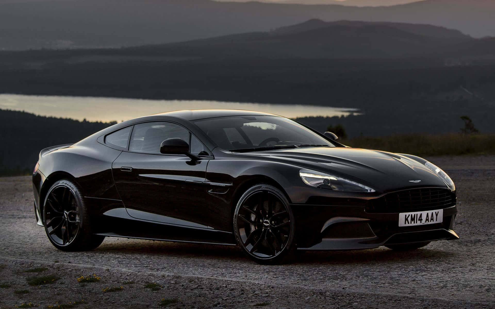 Çarpıcı Aston Martin Vanquish Hareket Halinde Duvar Kağıdı