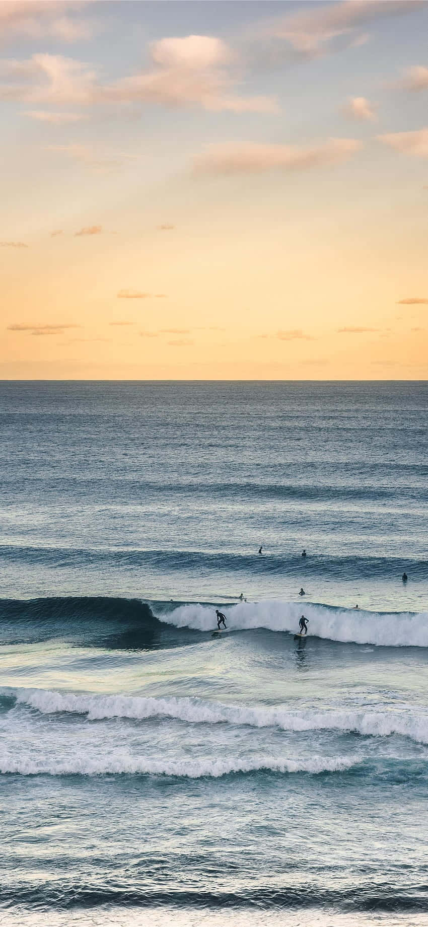 Catch The Wave - A surfer riding a wave in the ocean while using their iPhone Duvar Kağıdı