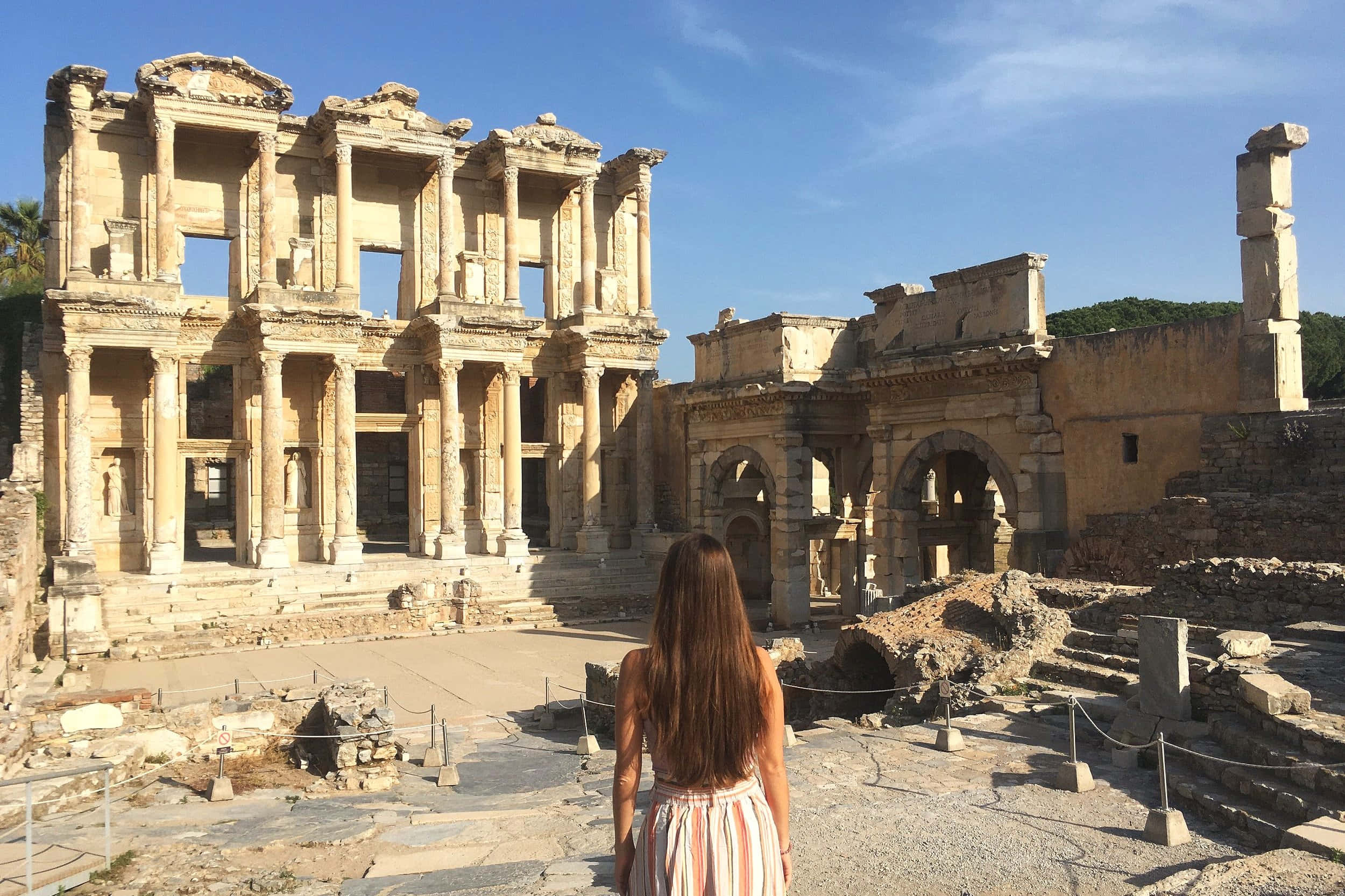 Celsus Kütüphanesi Harabelere Bakan Kadın Duvar Kağıdı