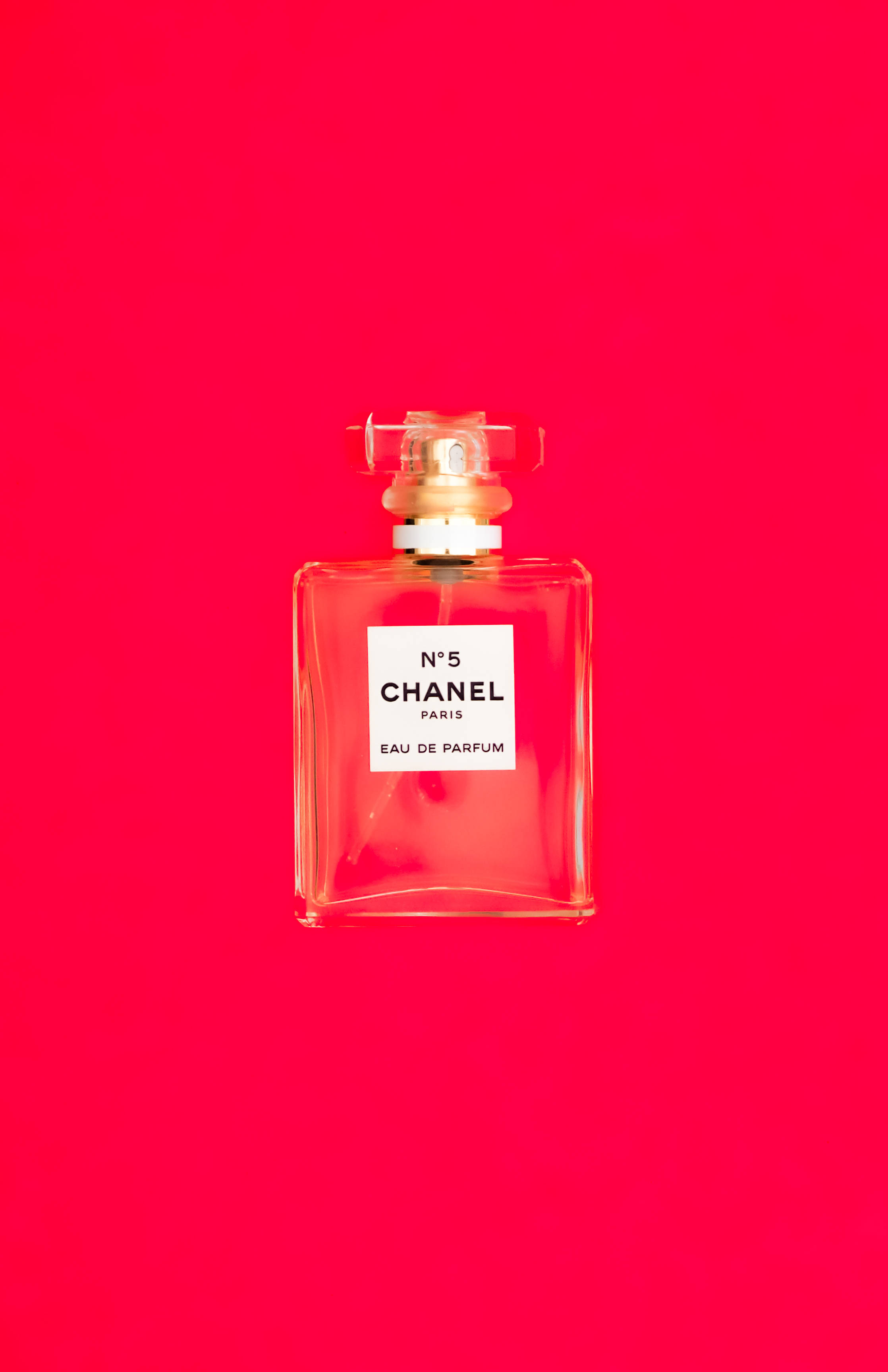 Chanel No. 5 Kırmızı Estetik Duvar Kağıdı