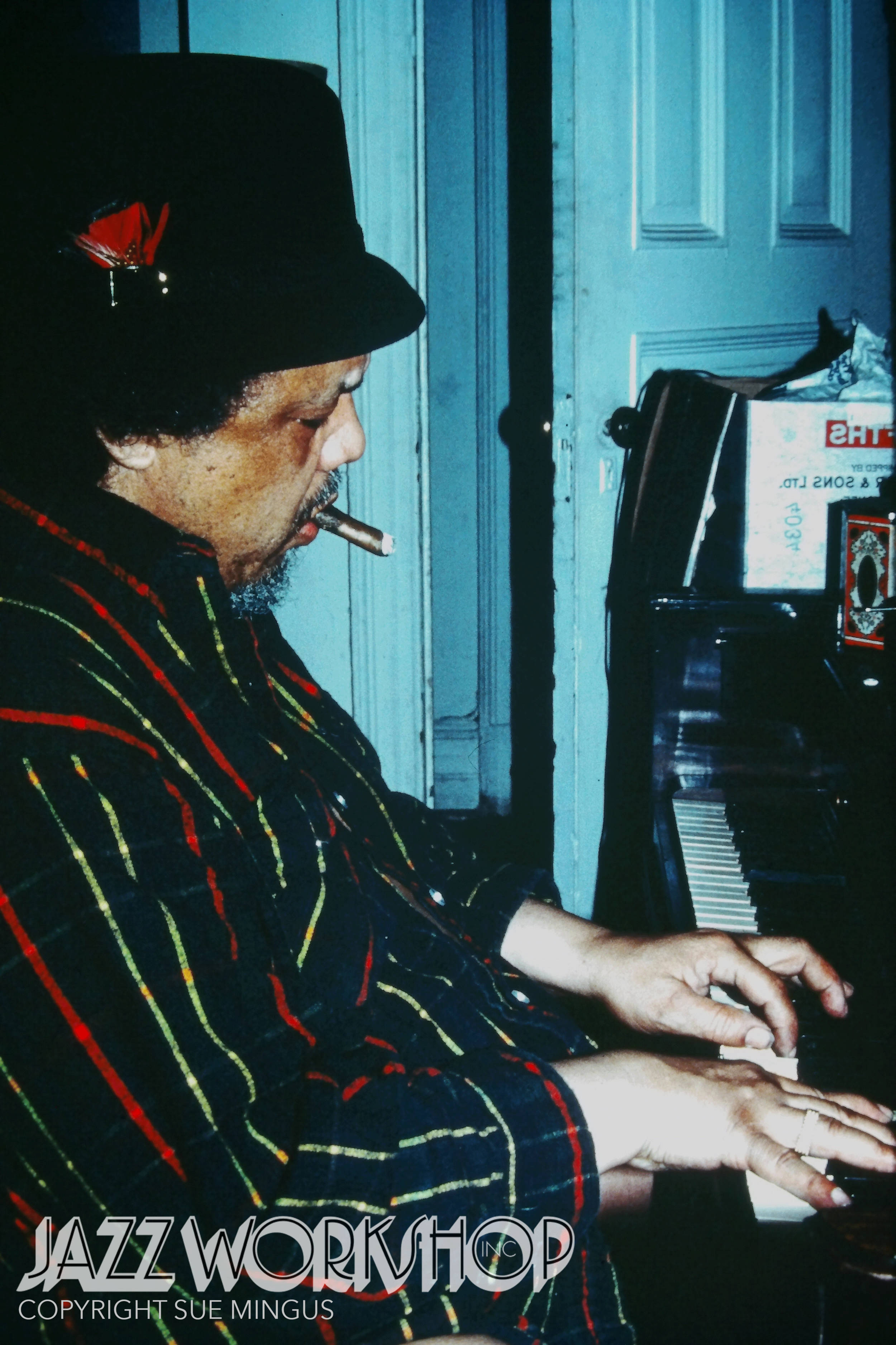 Charles Mingus Piyano Çalarken Duvar Kağıdı
