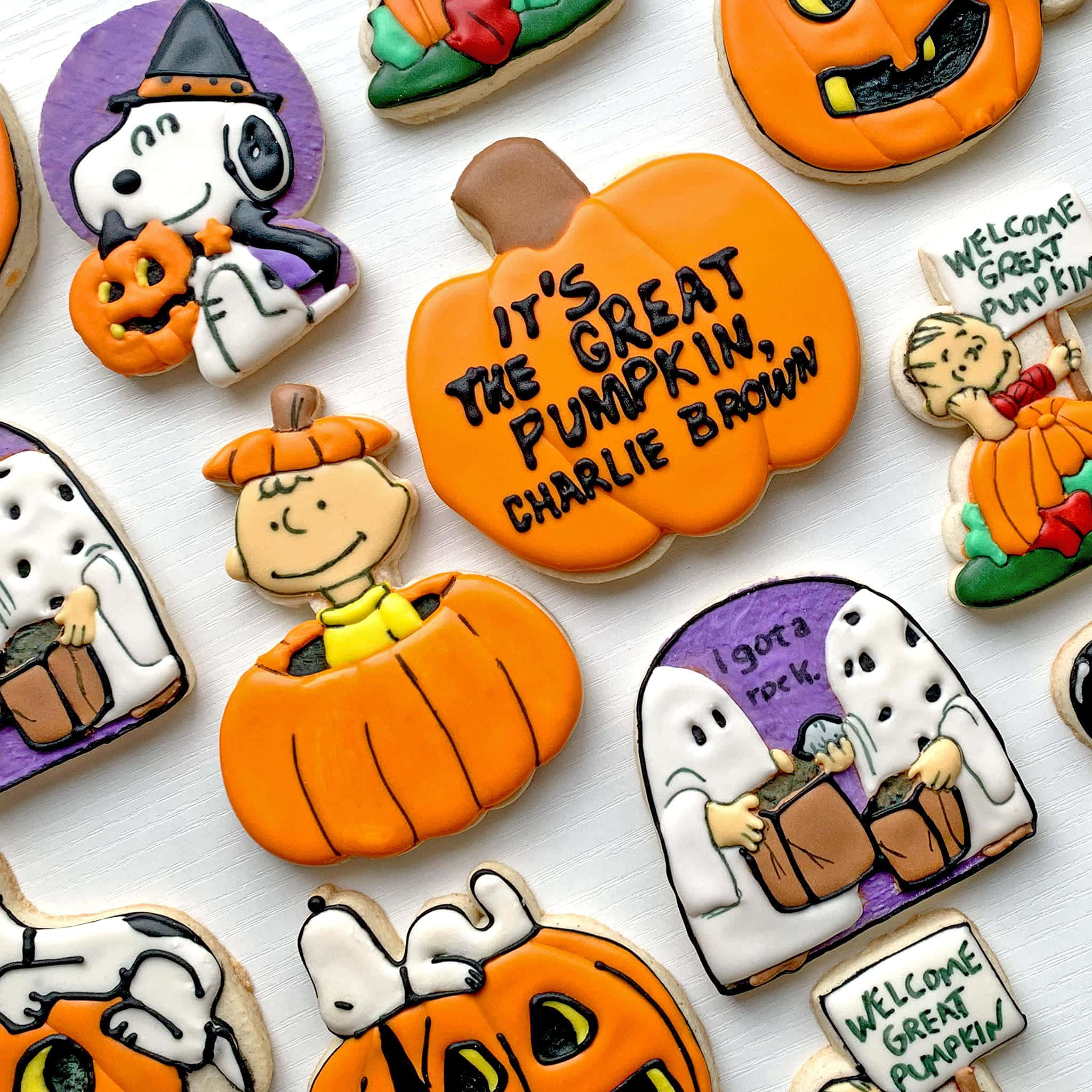 Charlie Brown Cadılar Bayramı'nın ürkütücülüğünün tadını çıkarıyor! Duvar Kağıdı