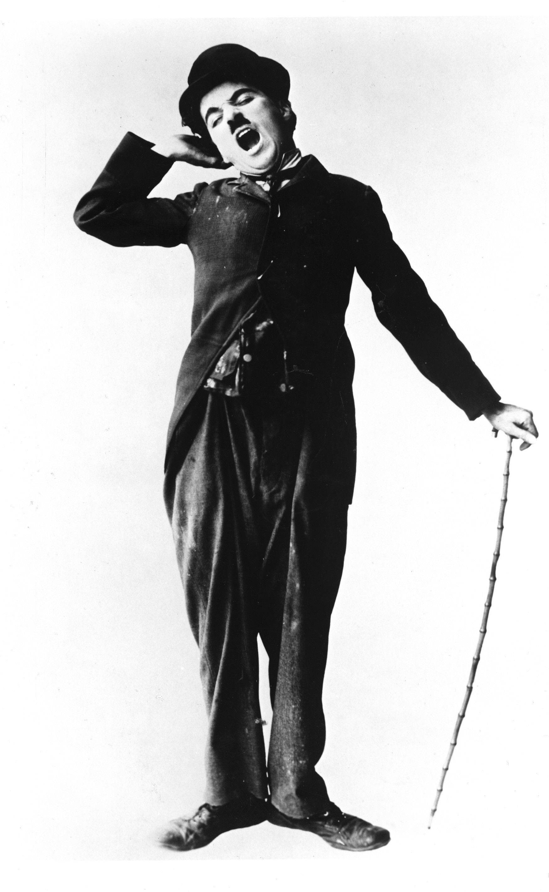 Charlie Chaplin yorgunluktan kestiriyor Duvar Kağıdı