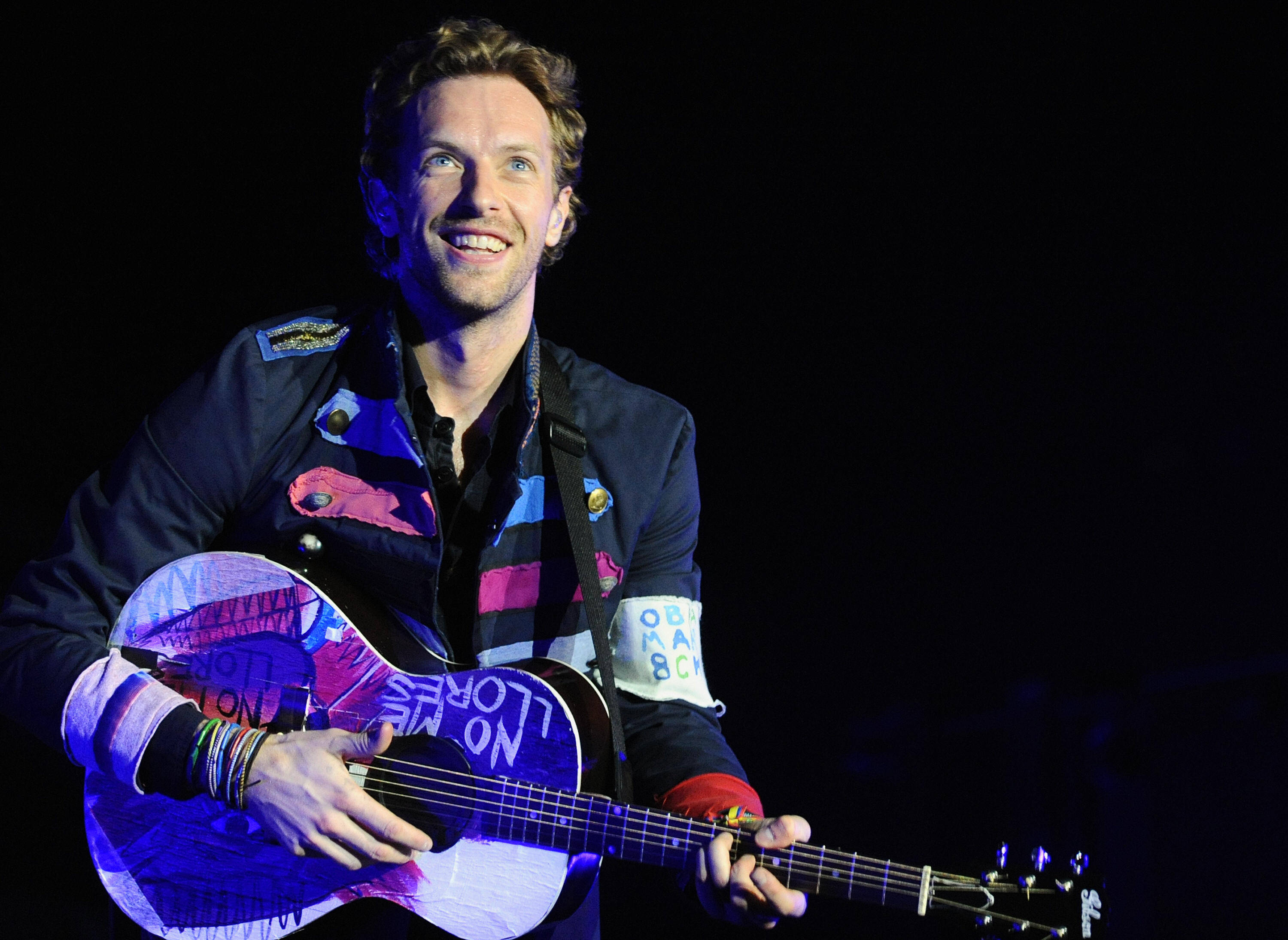 Chris Martin Siyah Arka Plan Duvar Kağıdı