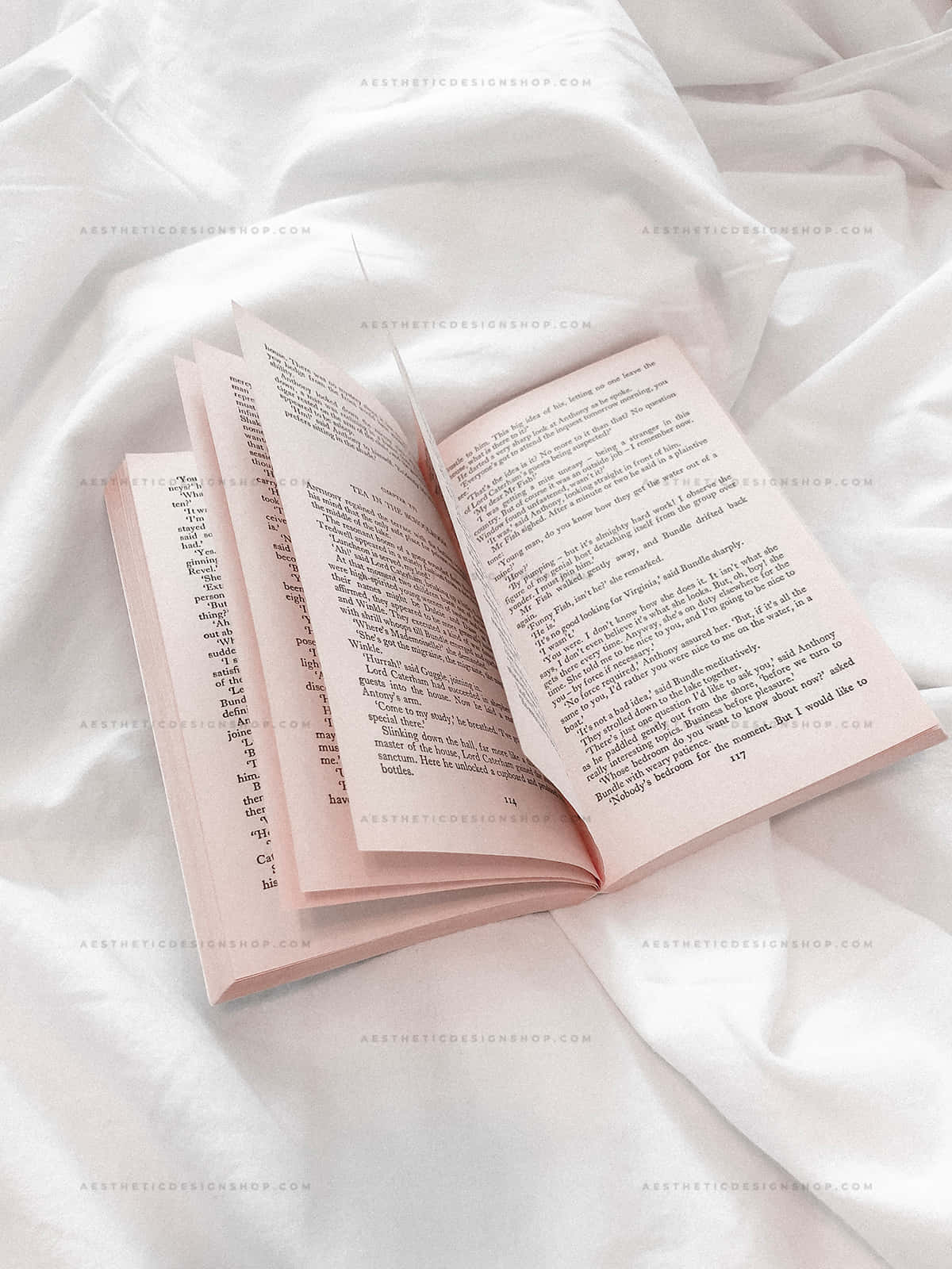 Çiçekler ve bitkilerle çevrili bir kitap yığını Duvar Kağıdı