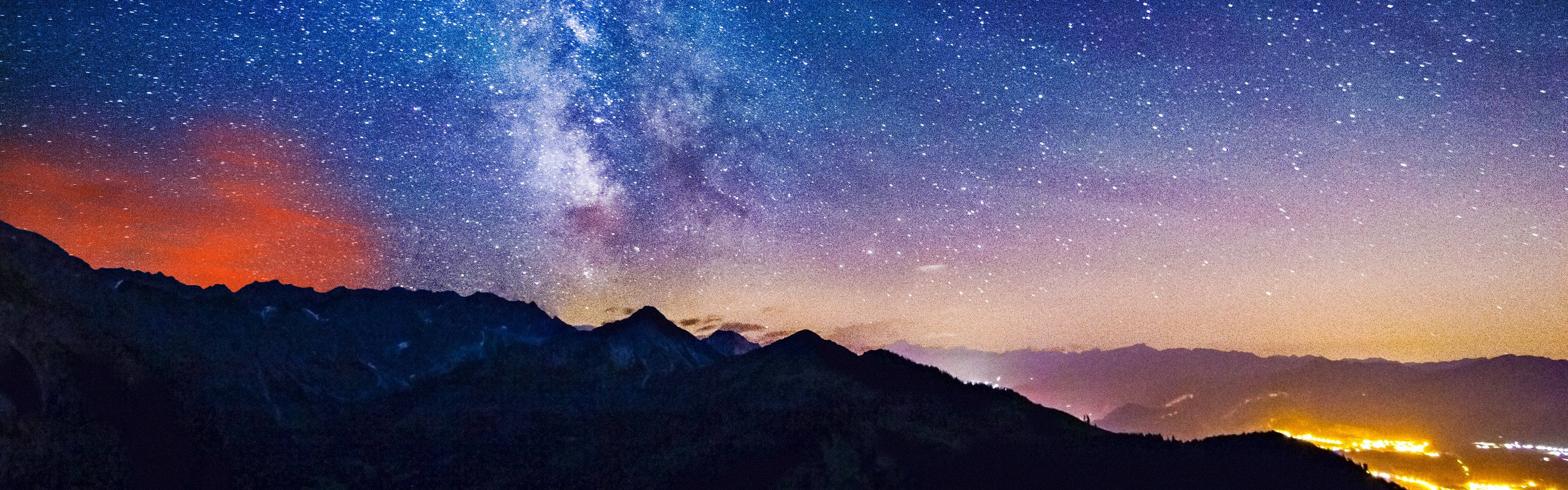 Çift monitörlü yıldızlı gece gökyüzünün büyüleyici manzarası Duvar Kağıdı