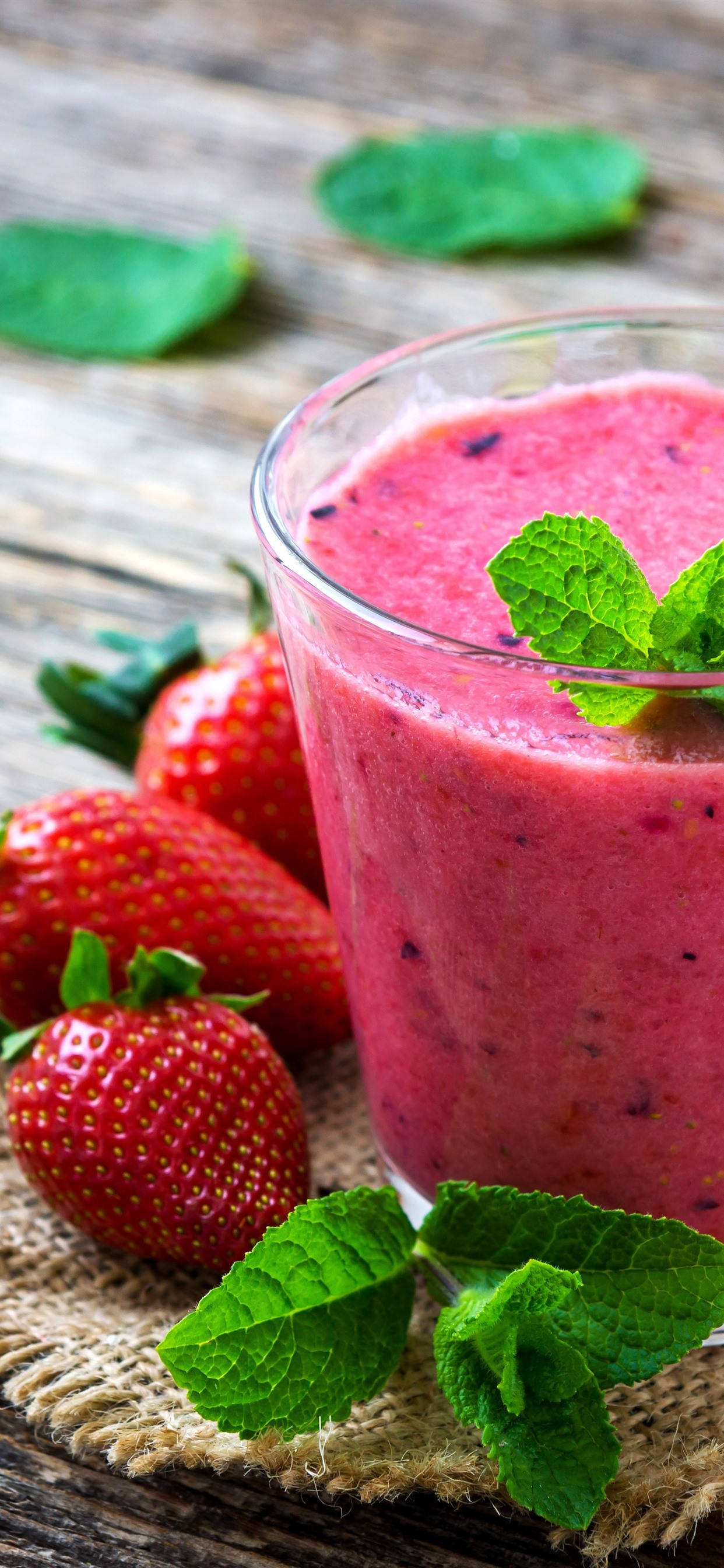 Çilek ve Yapraklı Smoothie Duvar Kağıdı
