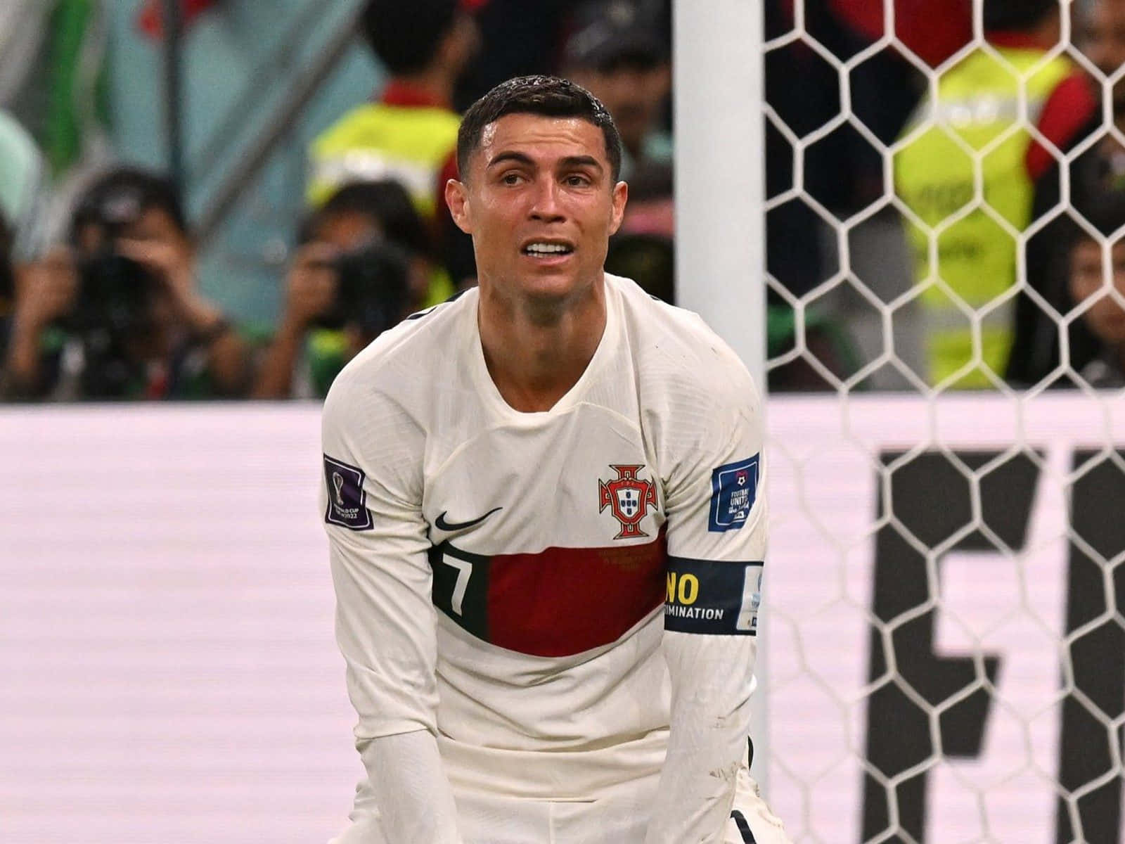 Cristiano Ronaldo futbol sahasında hareket halinde Duvar Kağıdı