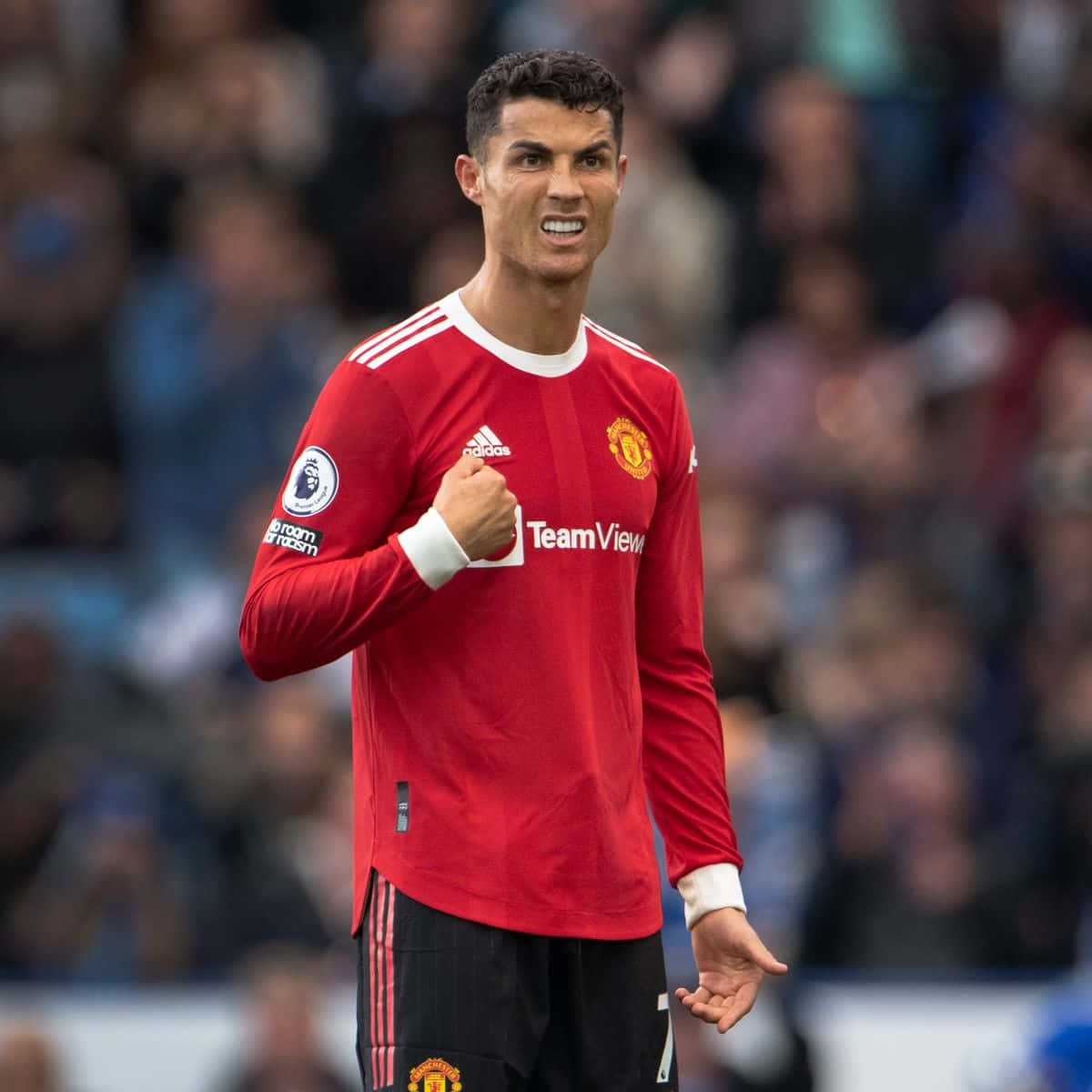 Cristiano Ronaldo'nun sahada poz verirken çekilmiş karesi Duvar Kağıdı