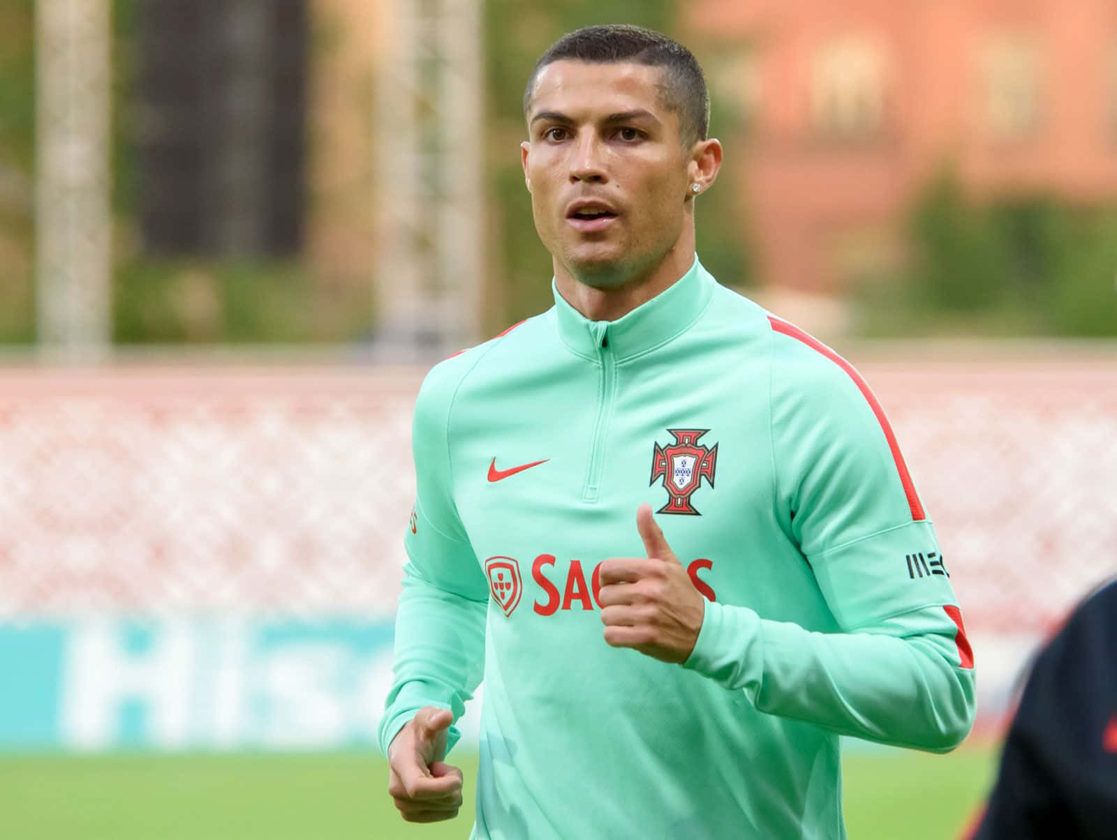 Cristiano Ronaldo futbol sahasında hareket halinde Duvar Kağıdı