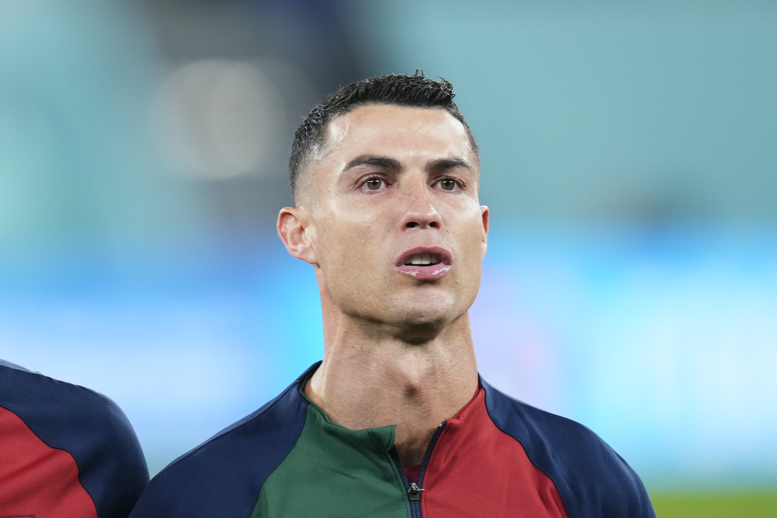 Cristiano Ronaldo futbol sahasında harekete hazır. Duvar Kağıdı