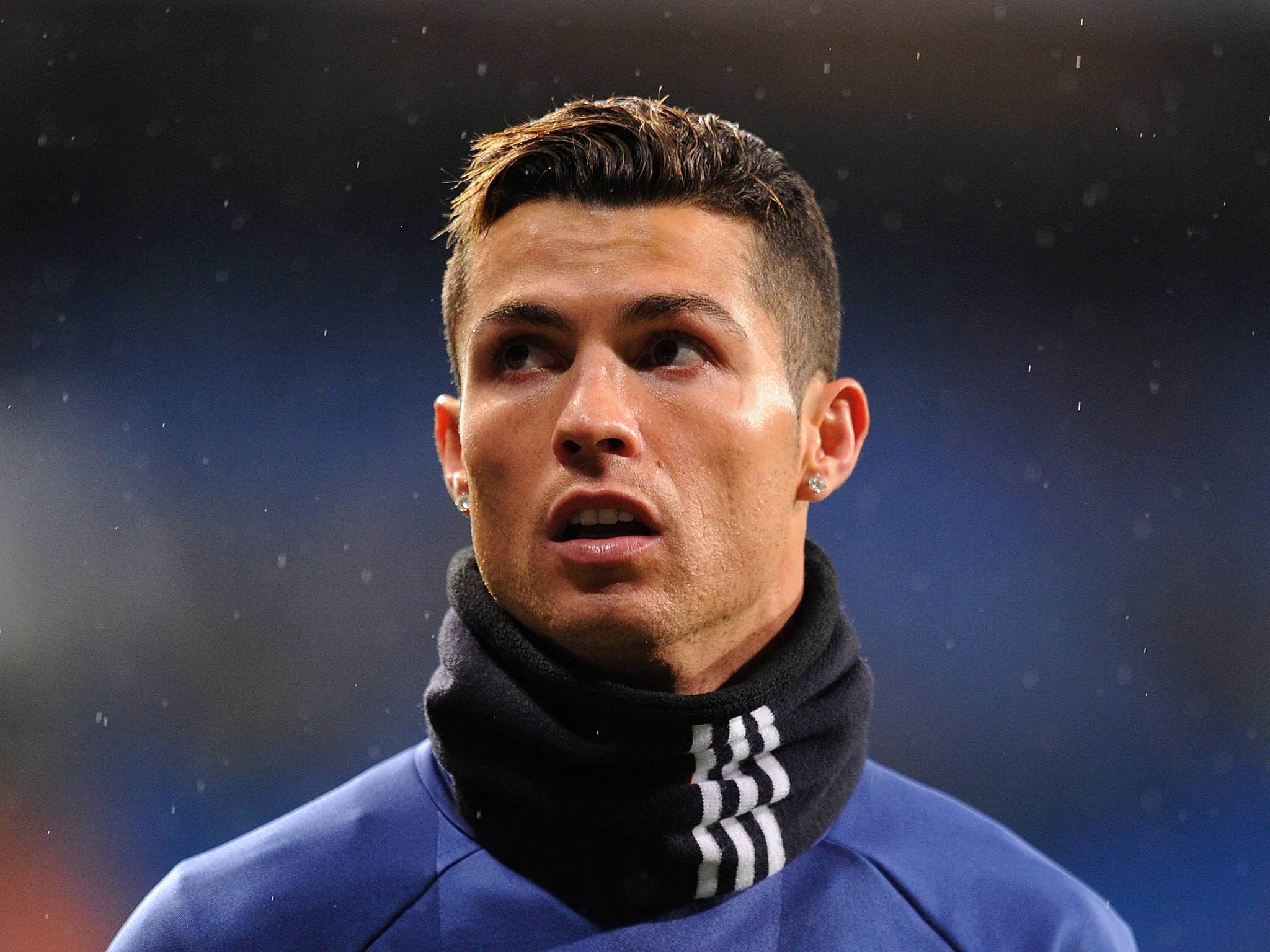 Cristiano Ronaldo Futbol Sahasında Konsantre Oluyor Duvar Kağıdı