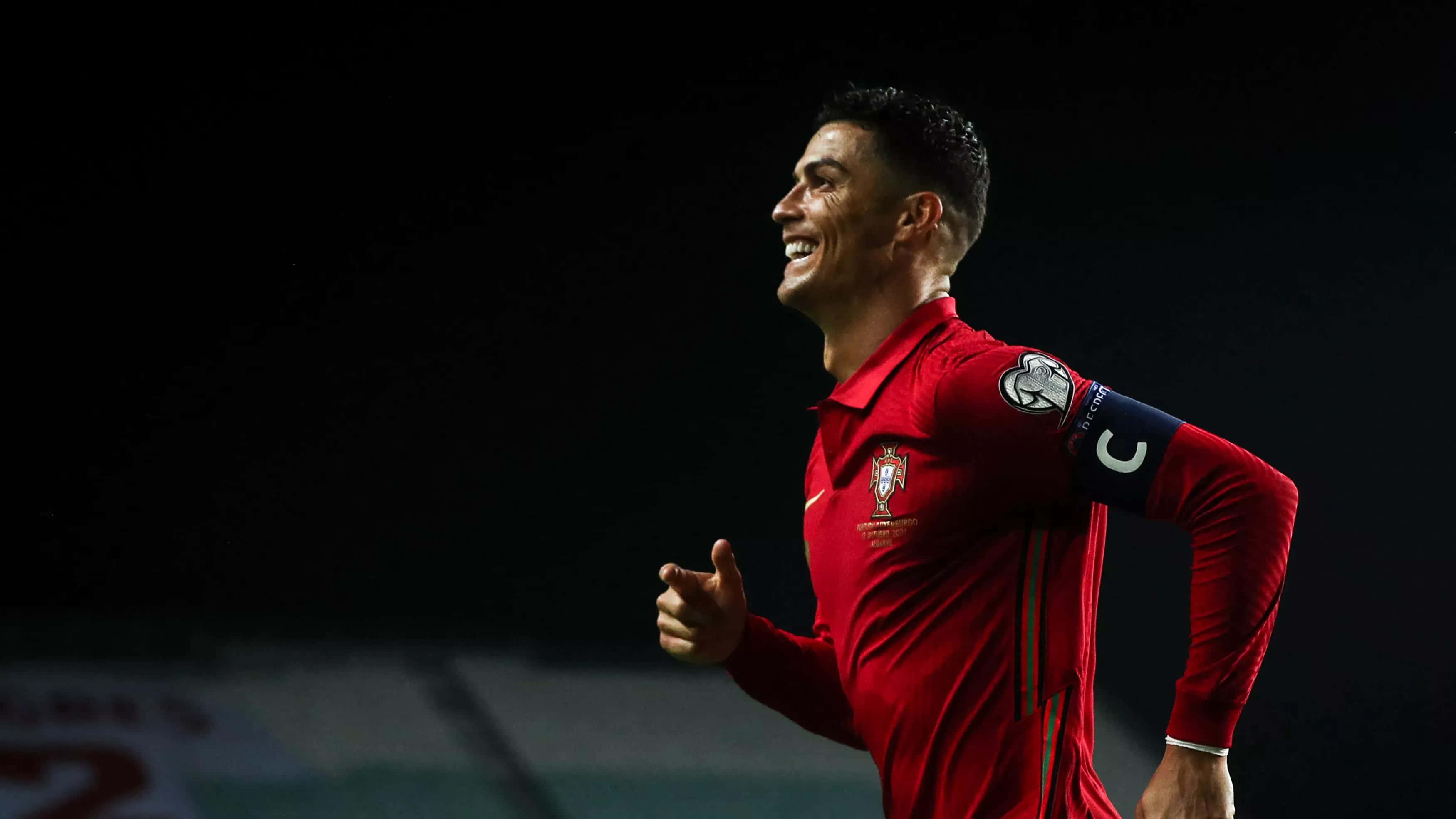 Cristiano Ronaldo futbol sahasında koşuyor Duvar Kağıdı
