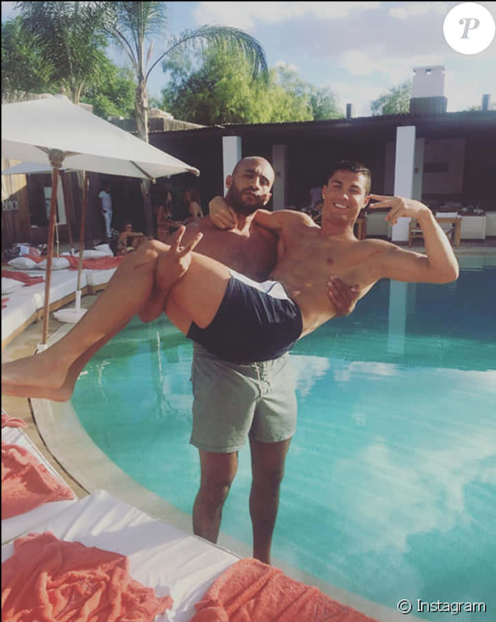 Cristiano Ronaldo Havuz Keyfi Duvar Kağıdı
