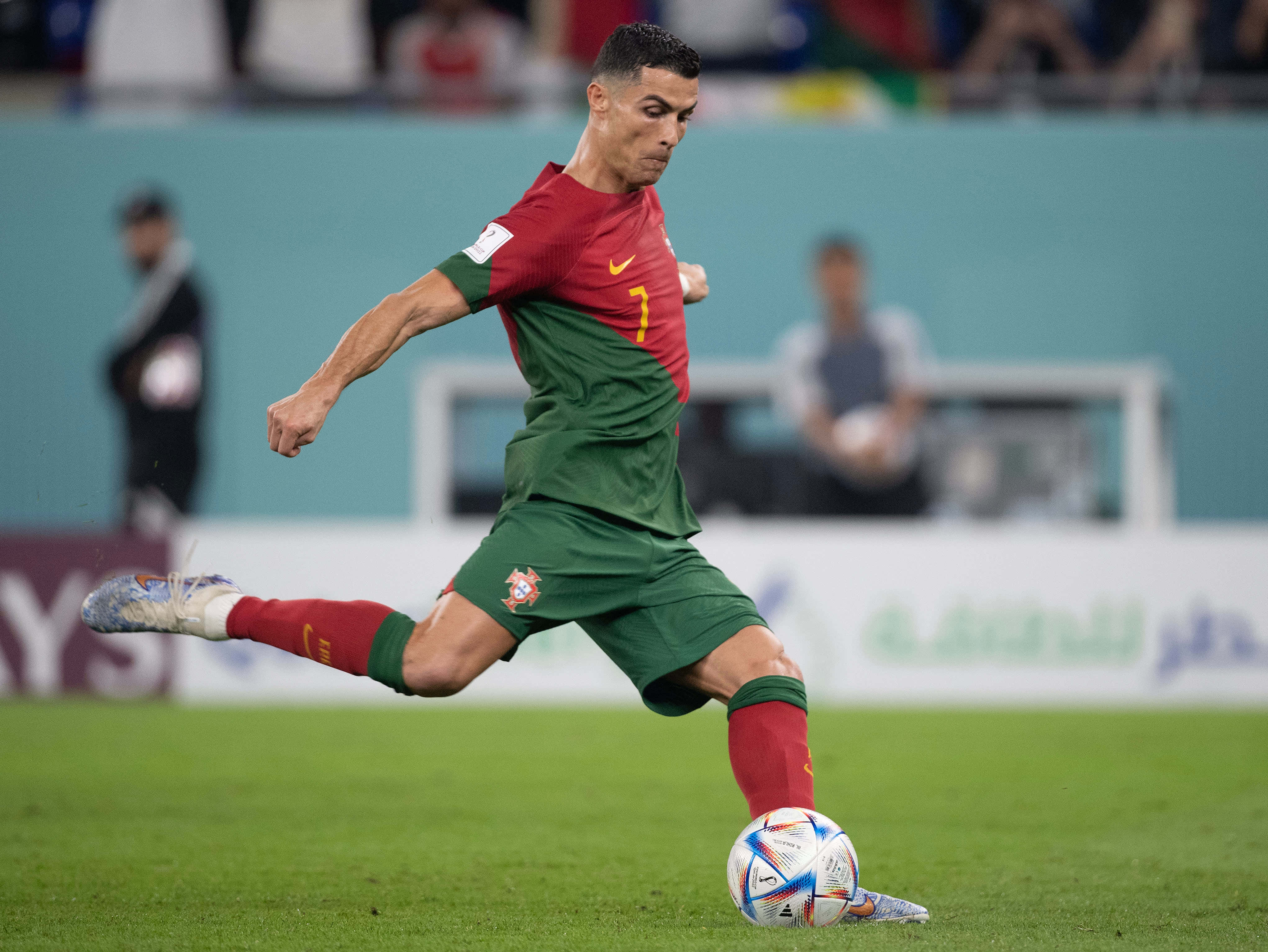 Cristiano Ronaldo'nun Futbol Topuna Vuruş Anı Duvar Kağıdı