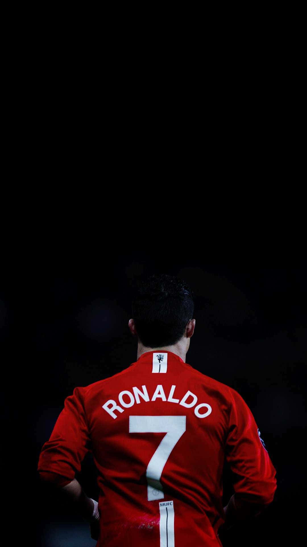 Cristiano Ronaldo'nun sahada güçlü bir şut çekmesi Duvar Kağıdı