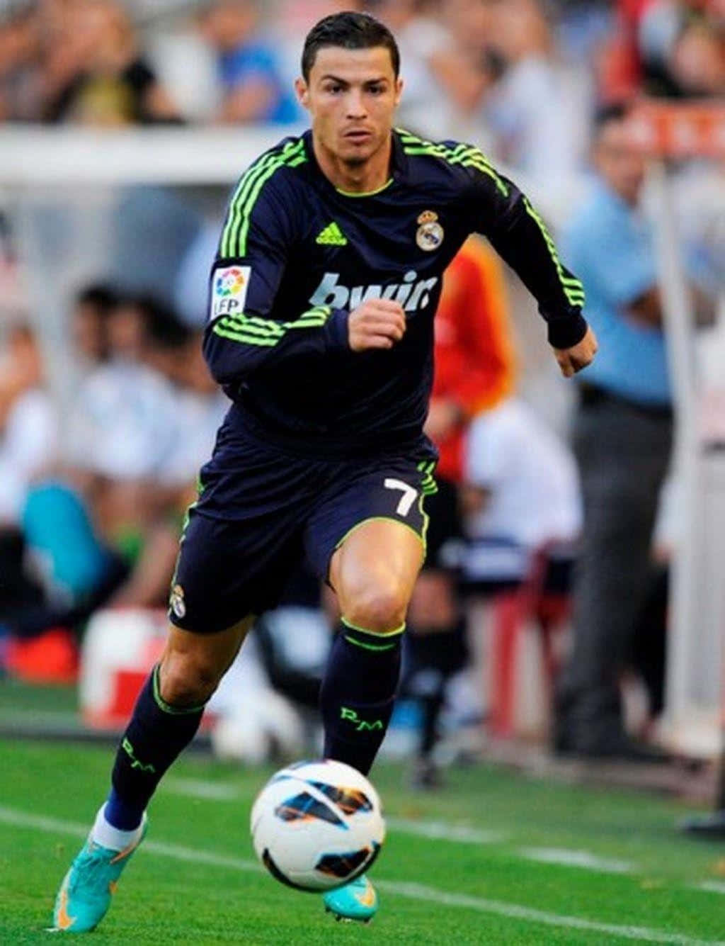 Cristiano Ronaldo oyunun kontrolünü ele alıyor. Duvar Kağıdı