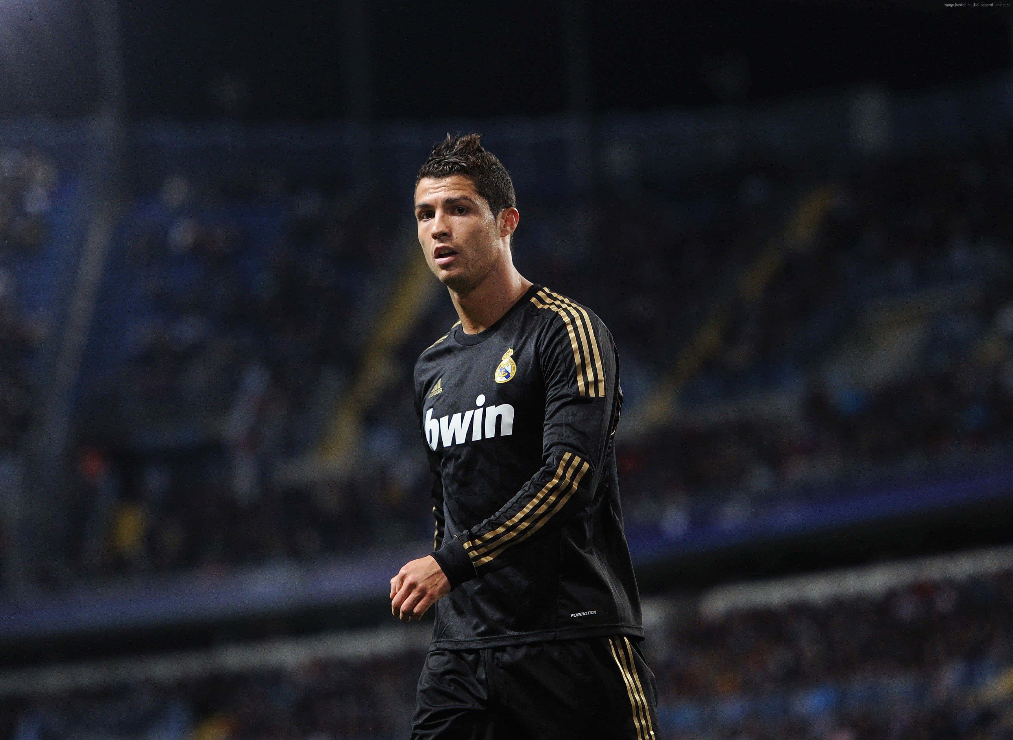 Cristiano Ronaldo, topu sahada sürerken bir futbol maçında Duvar Kağıdı