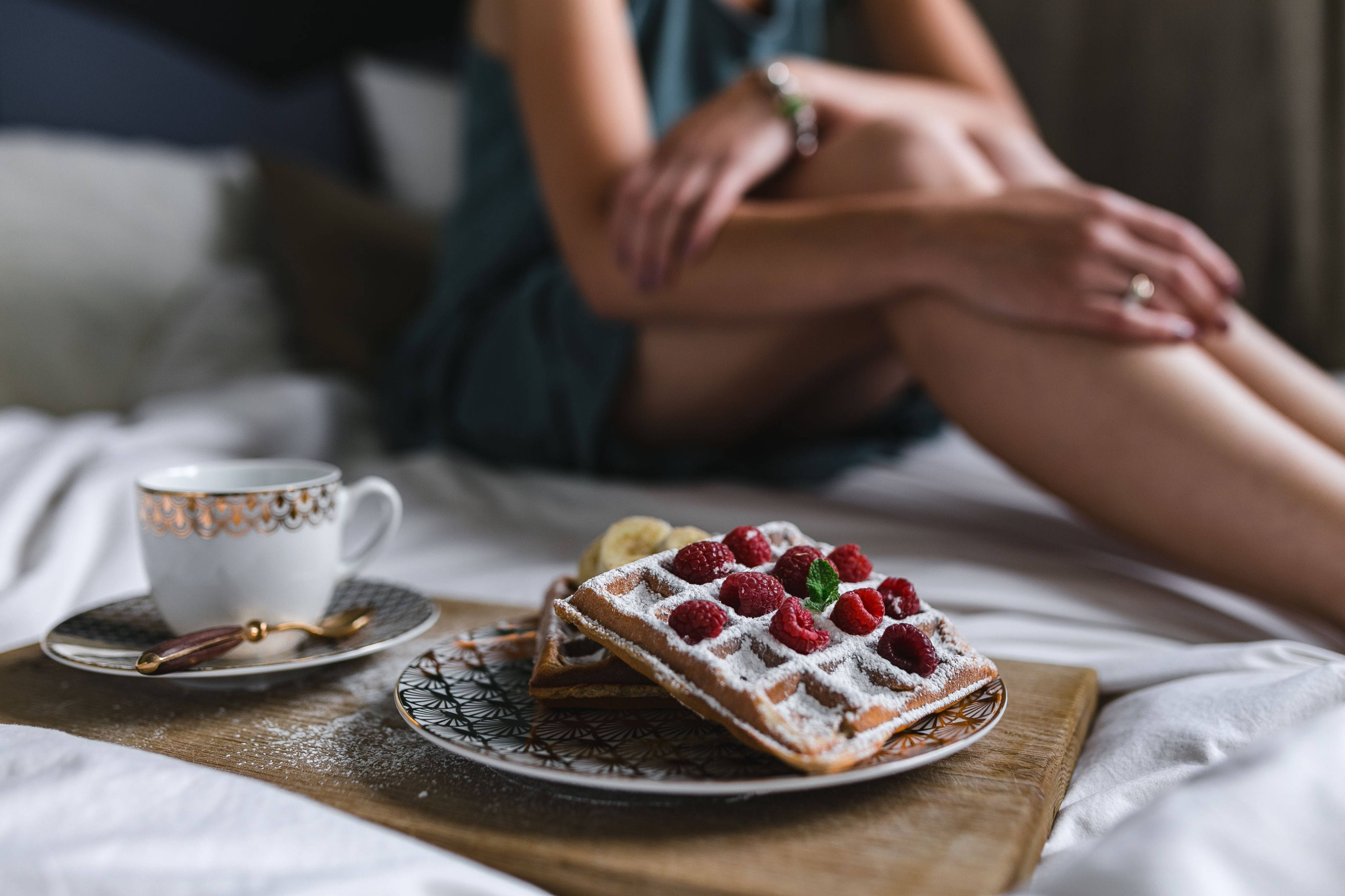 Çıtır Altın Rengi Waffle'lar Rahat Bir Kahvaltı İçin Yatakta Servis Ediliyor Duvar Kağıdı