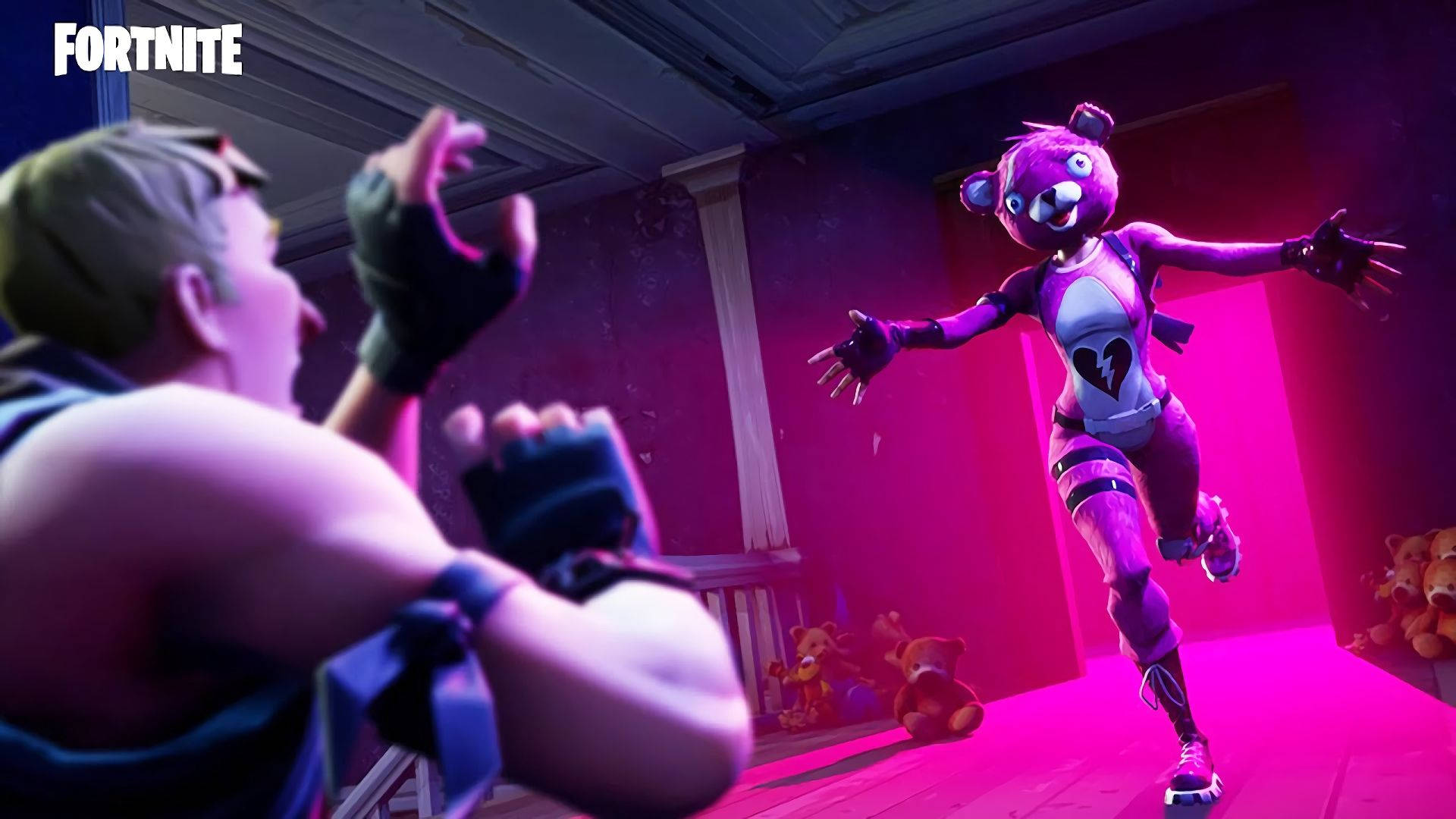 Pembe bir oyuncak ayı karakteri bir erkek karaktere doğru koşuyor Fortnite HD duvar kağıdı.