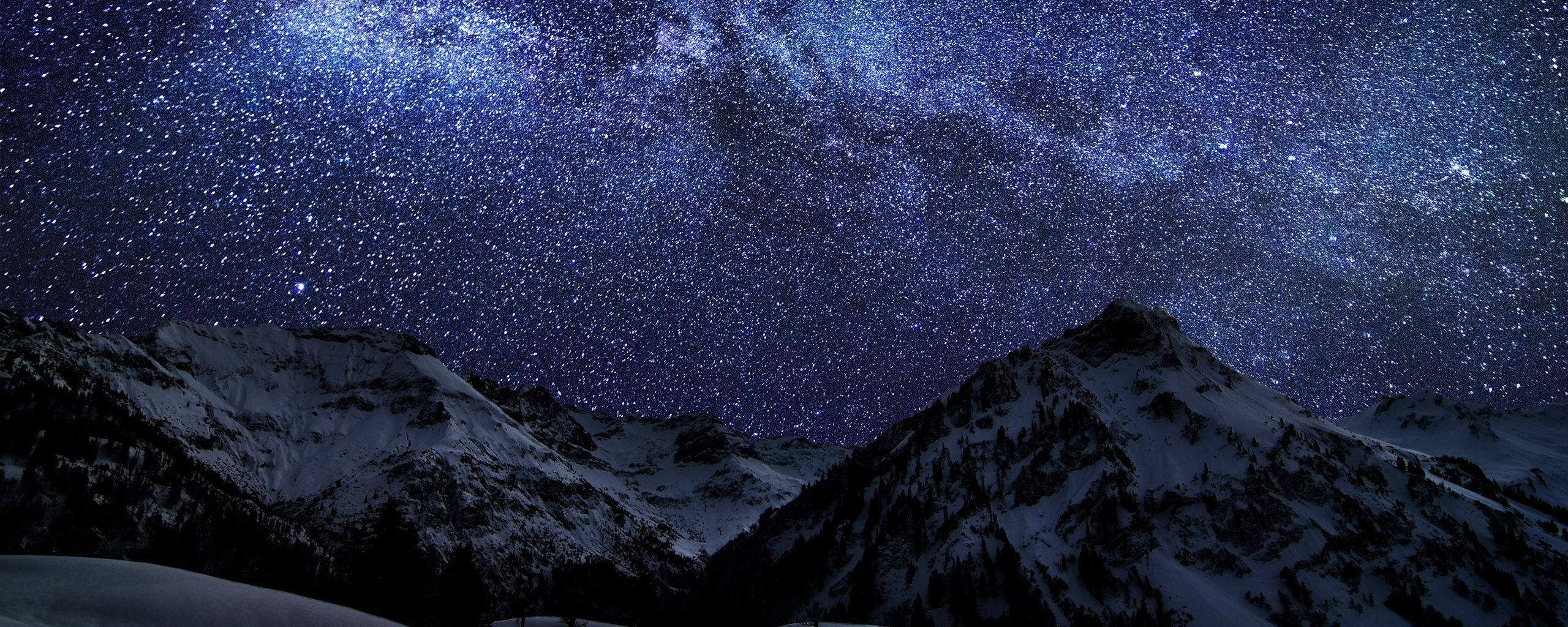 Dağlarda Canlı Bir Gece Duvar Kağıdı