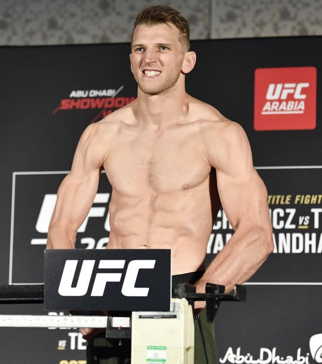 Dan Hooker Tartıda Gülümserken Duvar Kağıdı