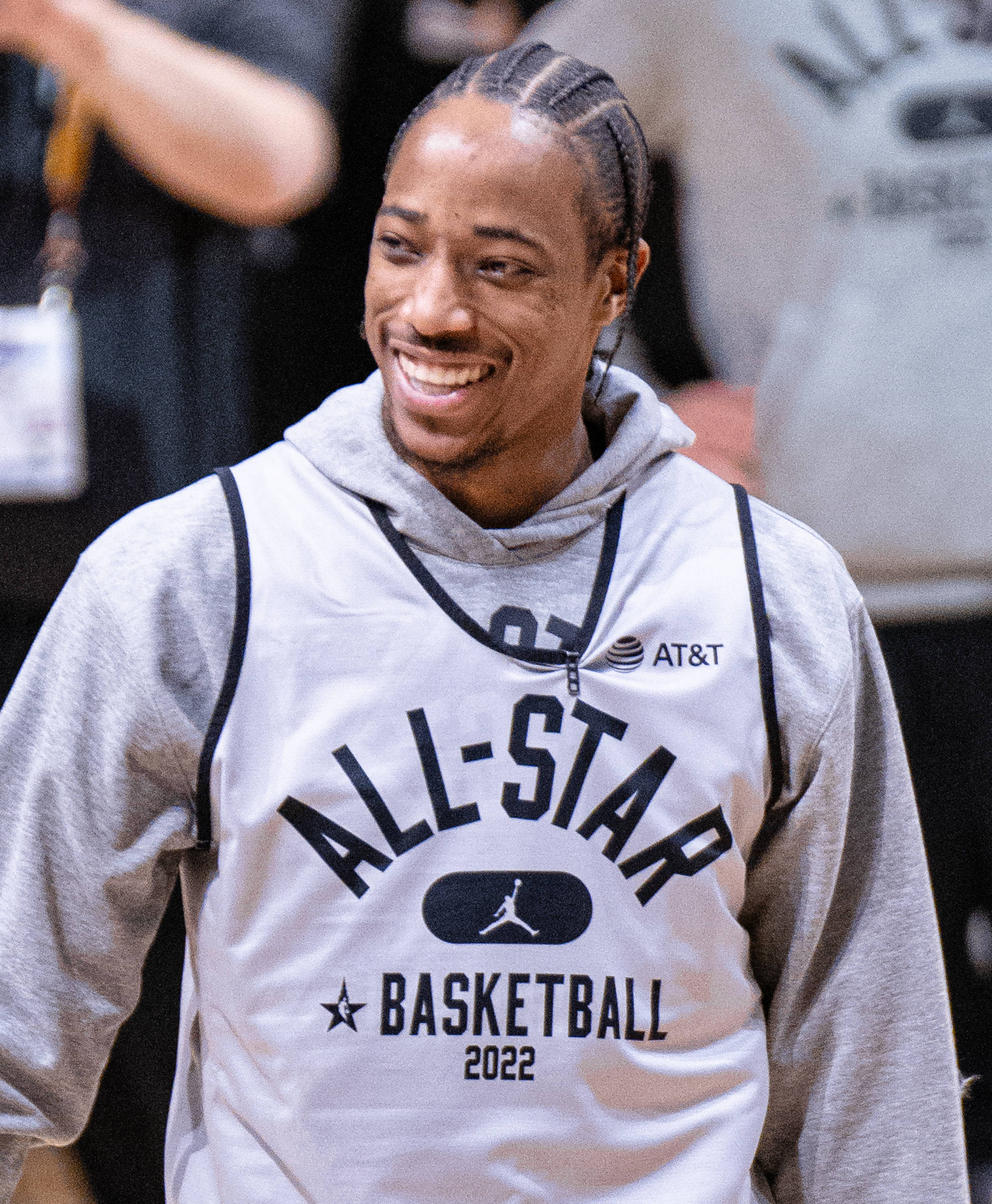 Demar Derozan Örgülü Saçlarıyla Gülümserken Duvar Kağıdı