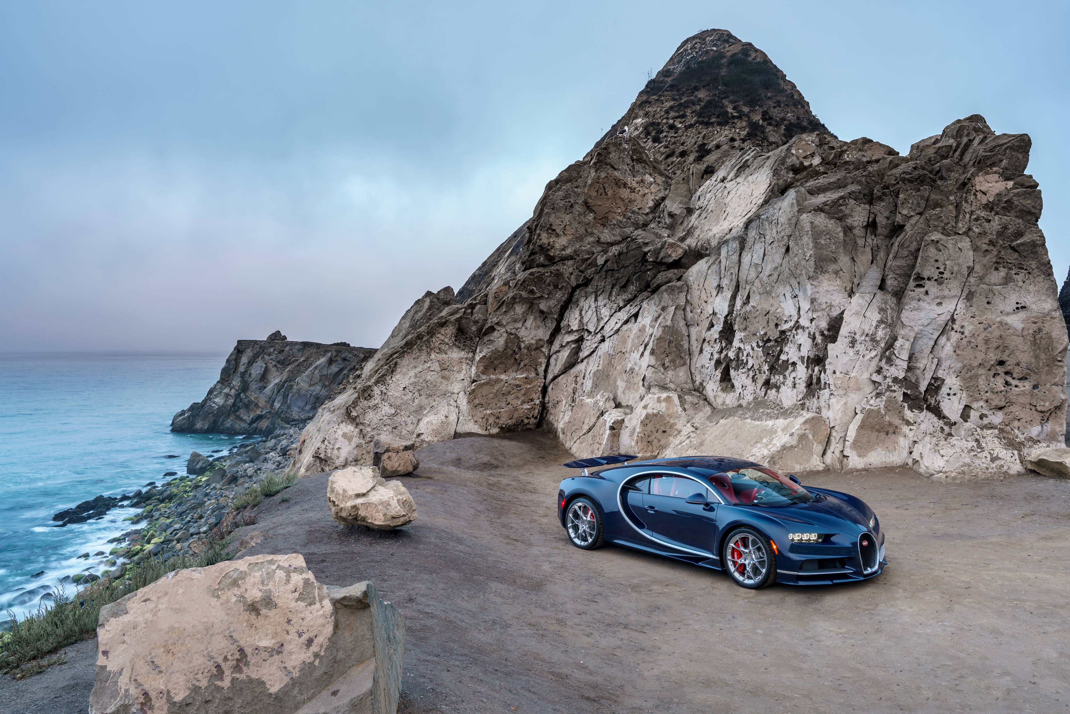 Deniz Kenarında Bugatti Chiron Duvar Kağıdı
