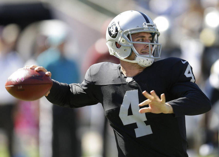 Derek Carr Atışını Ayarlıyor Duvar Kağıdı