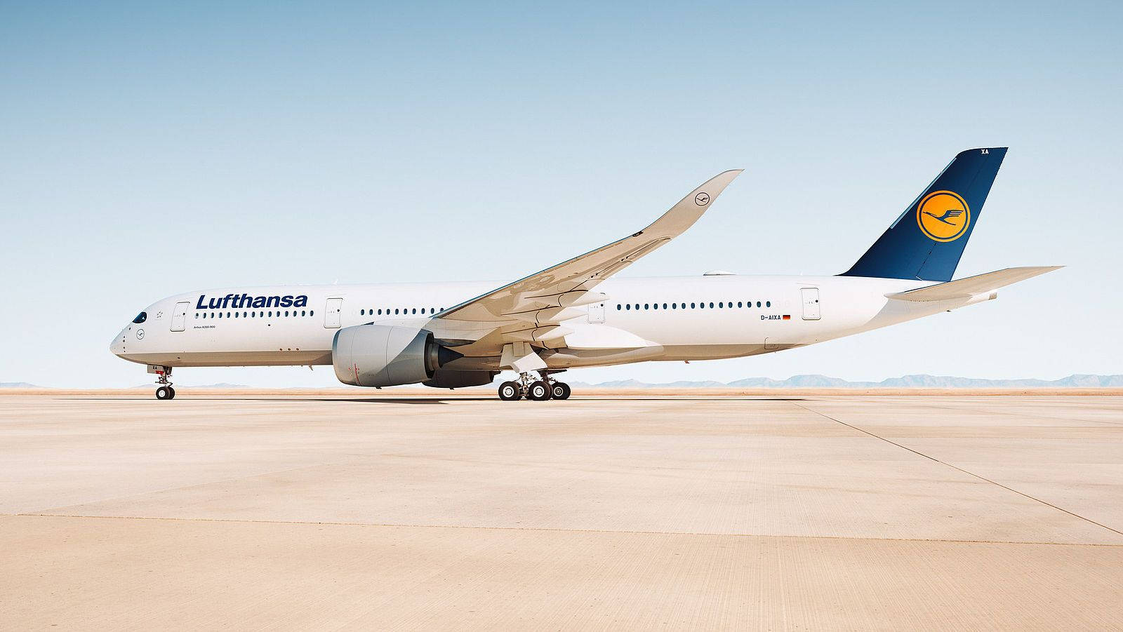Deutsche Lufthansa Uçağı Kavurucu Güneş Altında Duvar Kağıdı