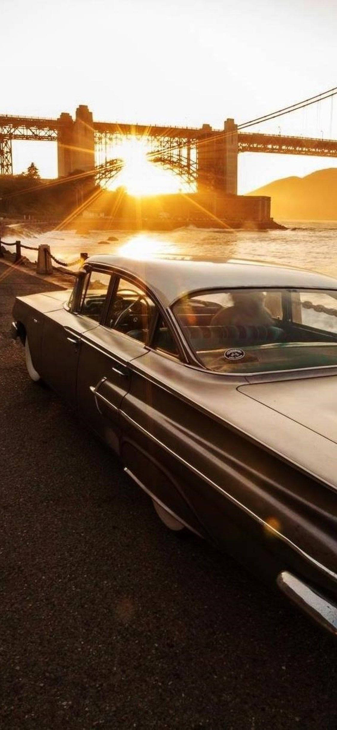 Dikey Vintage Cadillac Gün Batımı Duvar Kağıdı