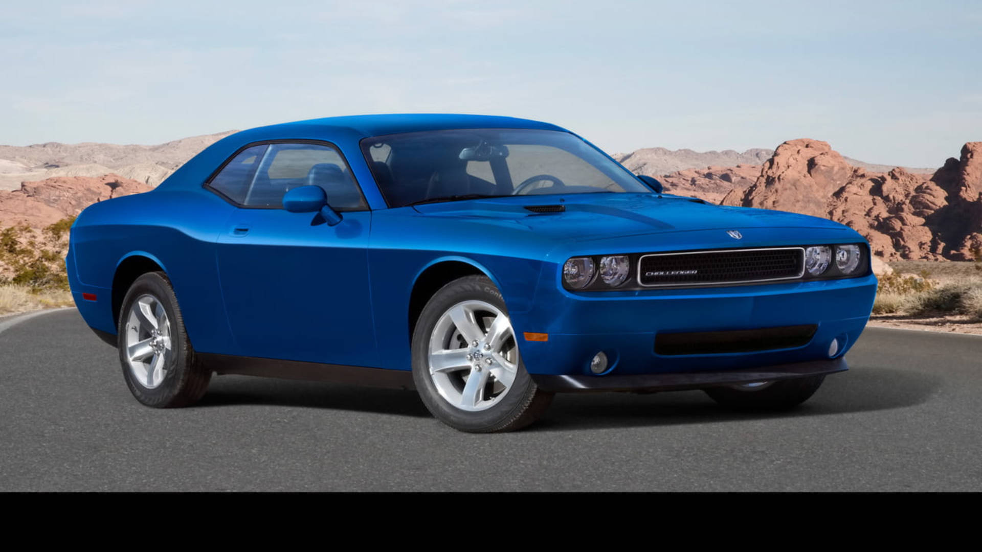Dinamik Bir Pozda Güçlü Mavi Dodge Challenger Duvar Kağıdı