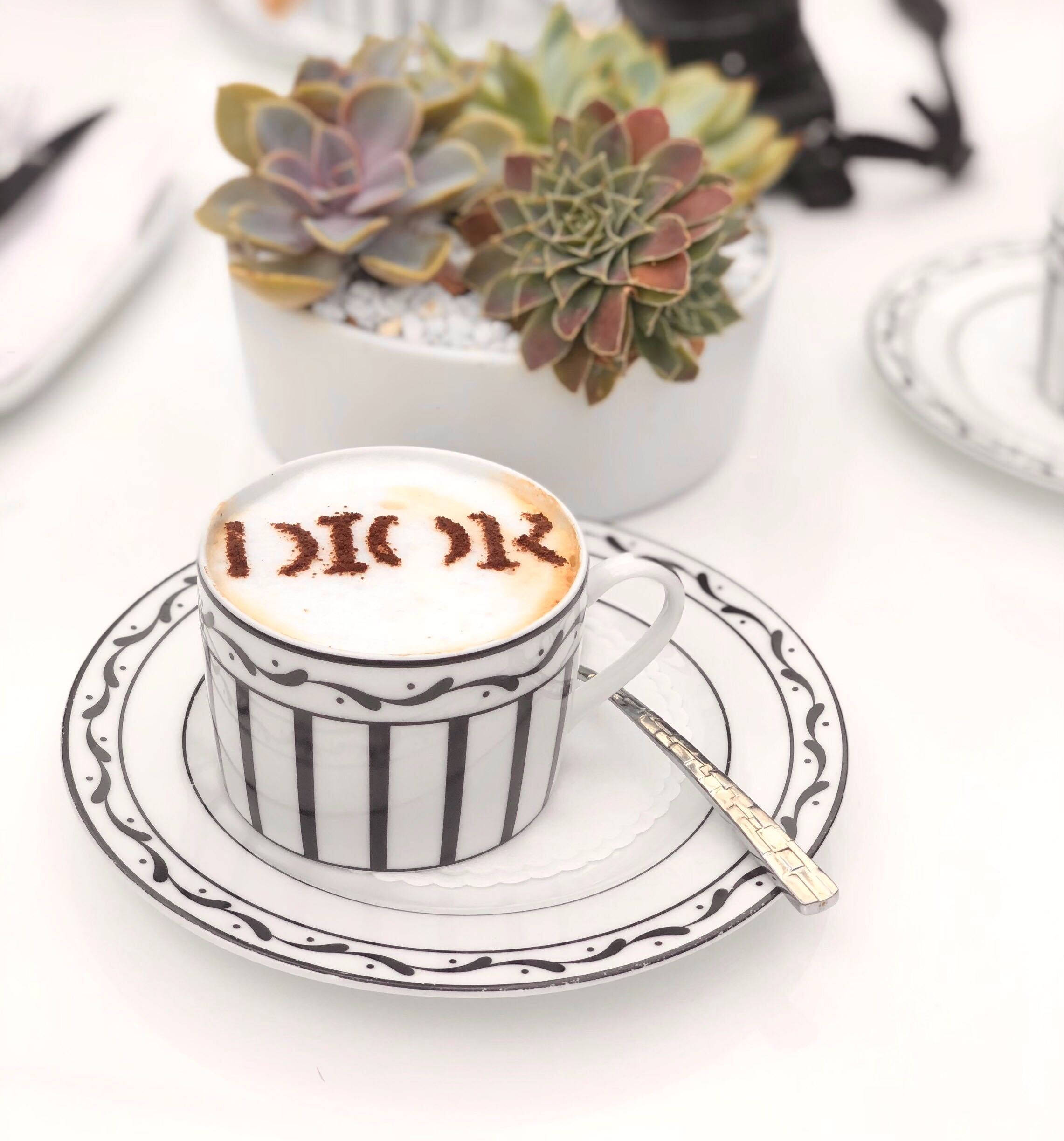 Dior Cafe Cappuccino Duvar Kağıdı