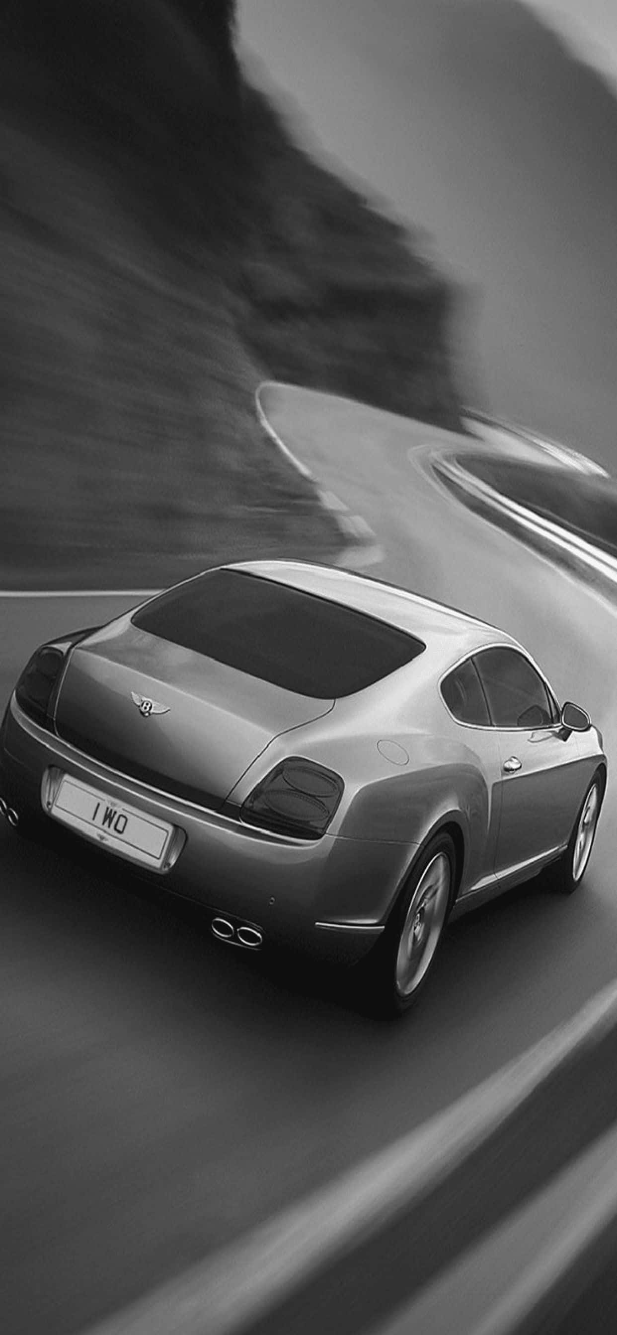 Direksiyonun başına geçin ve iPhone Xs Max Bentley ile üstün lüksü deneyimleyin Duvar Kağıdı