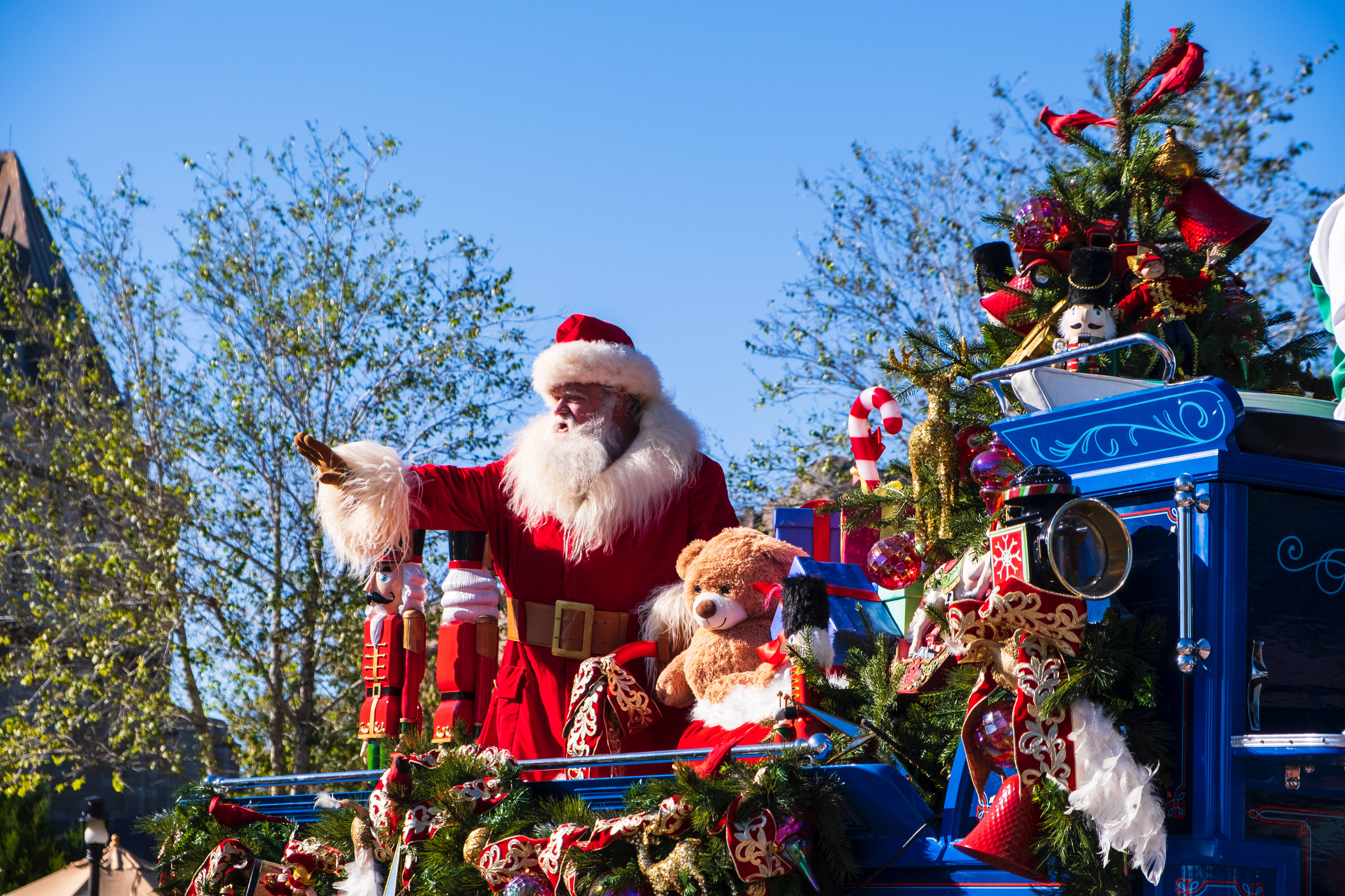 Disney Noel Geçidi ve Noel Baba Duvar Kağıdı