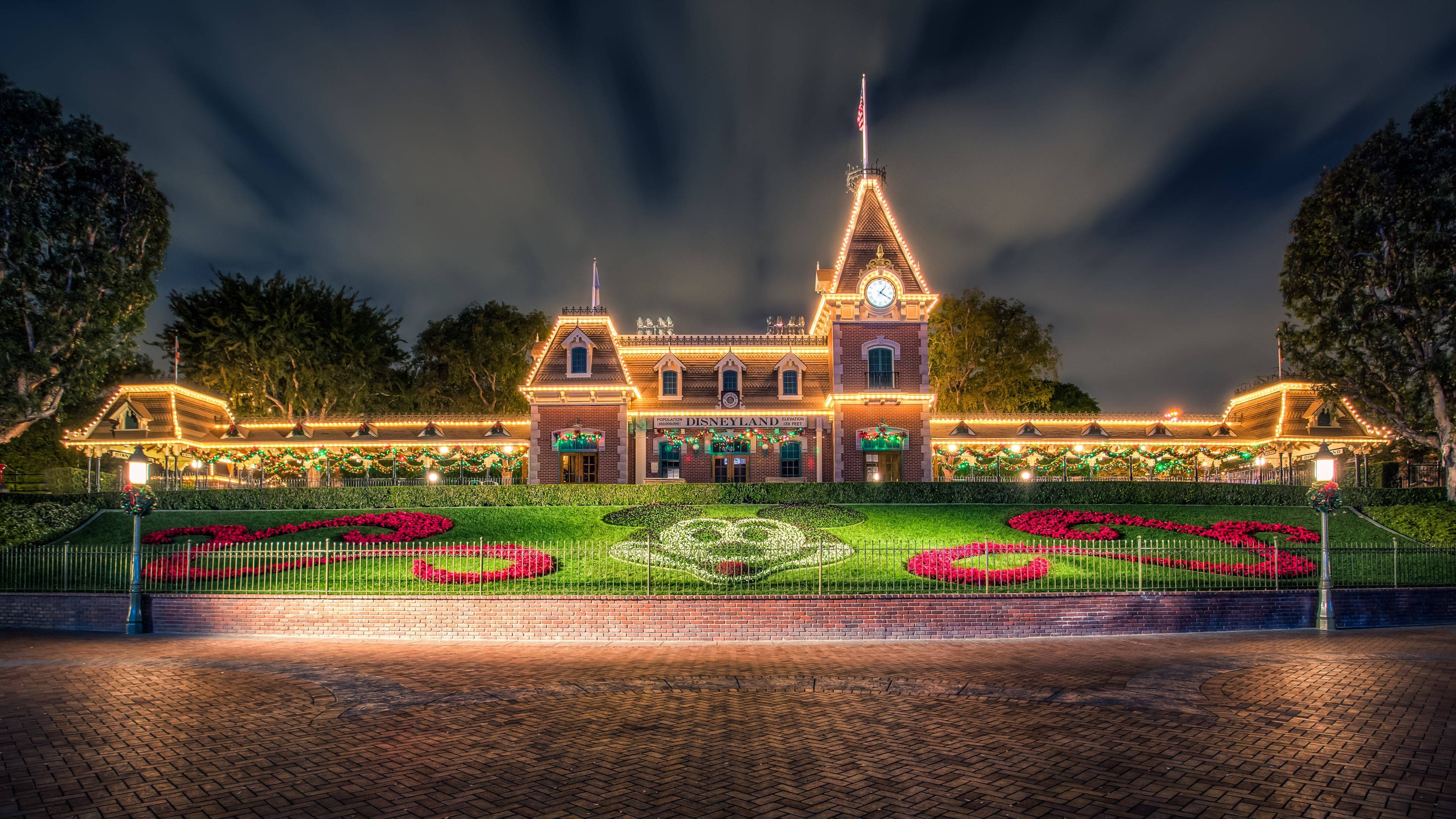 Disneyland Gece Girişi Disney 4K Ultra Geniş Duvar Kağıdı