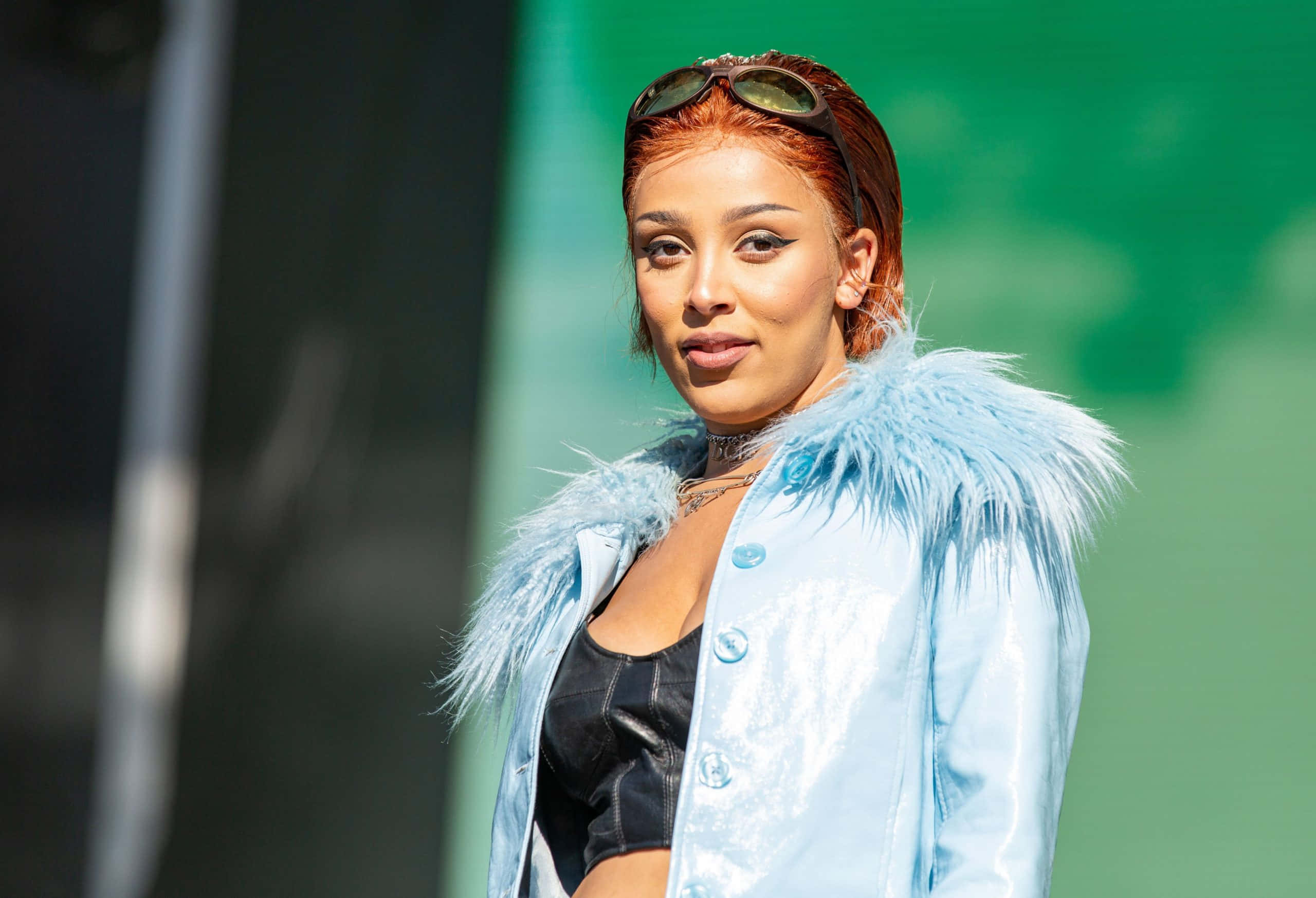 Doja Cat, deri ve lateks bir kıyafetle poz veriyor Duvar Kağıdı