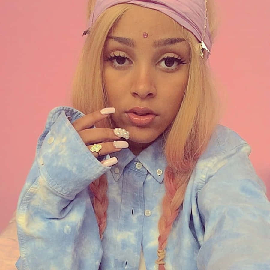 Doja Cat'in imzası olan renkli örgüleriyle poz verişi Duvar Kağıdı