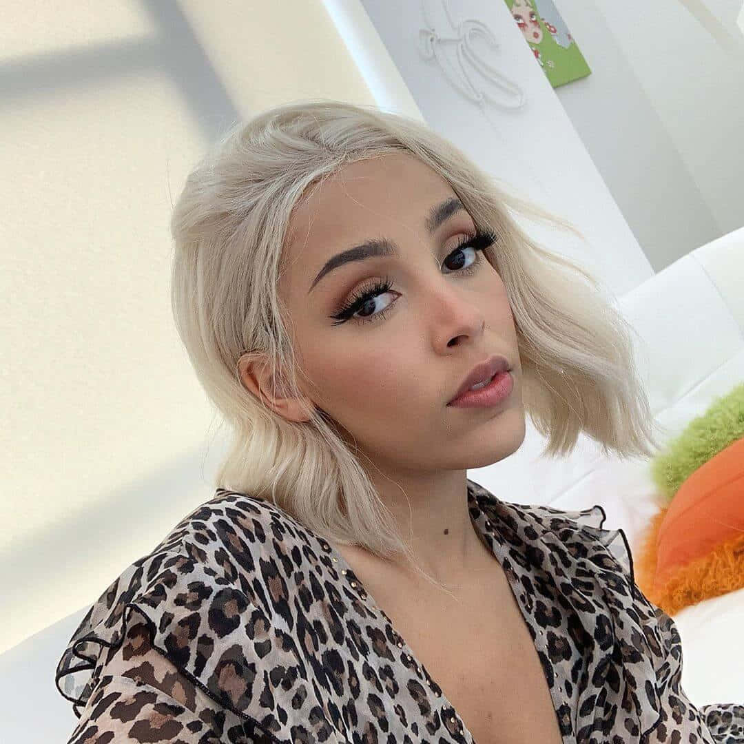 Doja Cat'in parlak göz farı ve gülümsemesiyle güzelliğini sergilemesi. Duvar Kağıdı