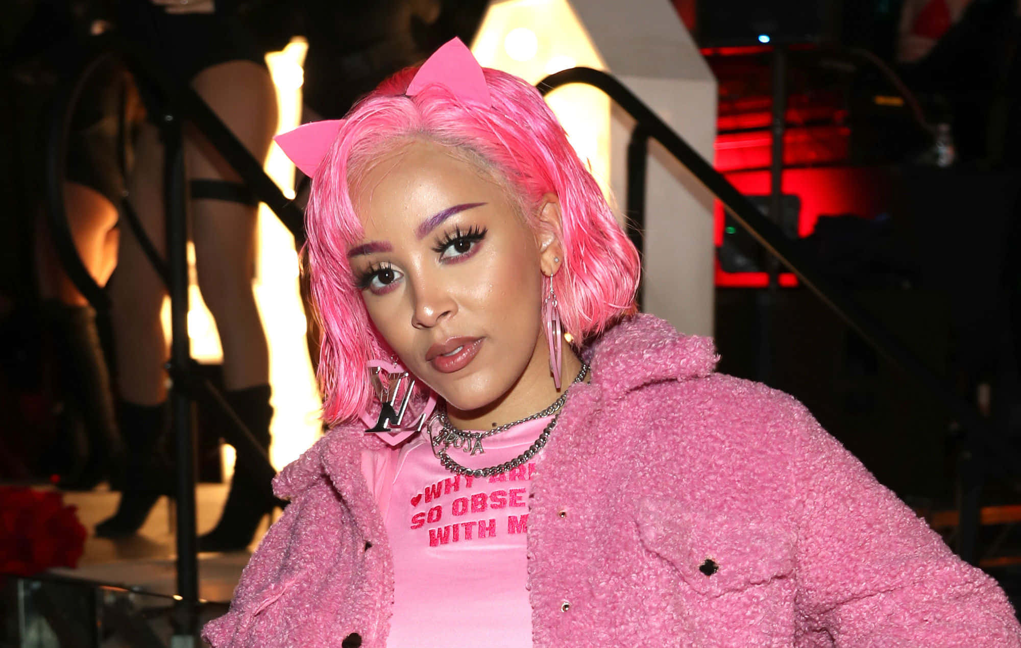 Doja Cat kırmızı halıda gösteriş yapıyor Duvar Kağıdı