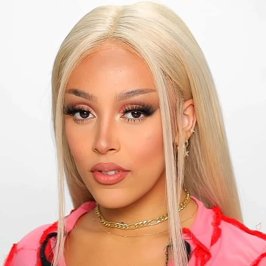 Doja Cat, sahne performansında imza stilini göz kamaştırıcı bir şekilde sergiliyor. Duvar Kağıdı