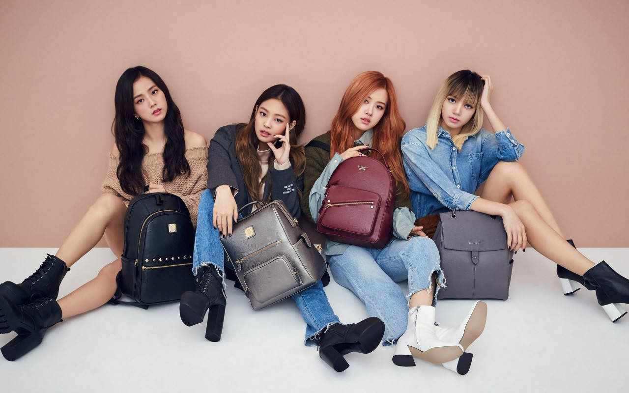 Dört Blackpink Üyesi Sırt Çantalarını Şık Bir Şekilde Taşıyor Duvar Kağıdı