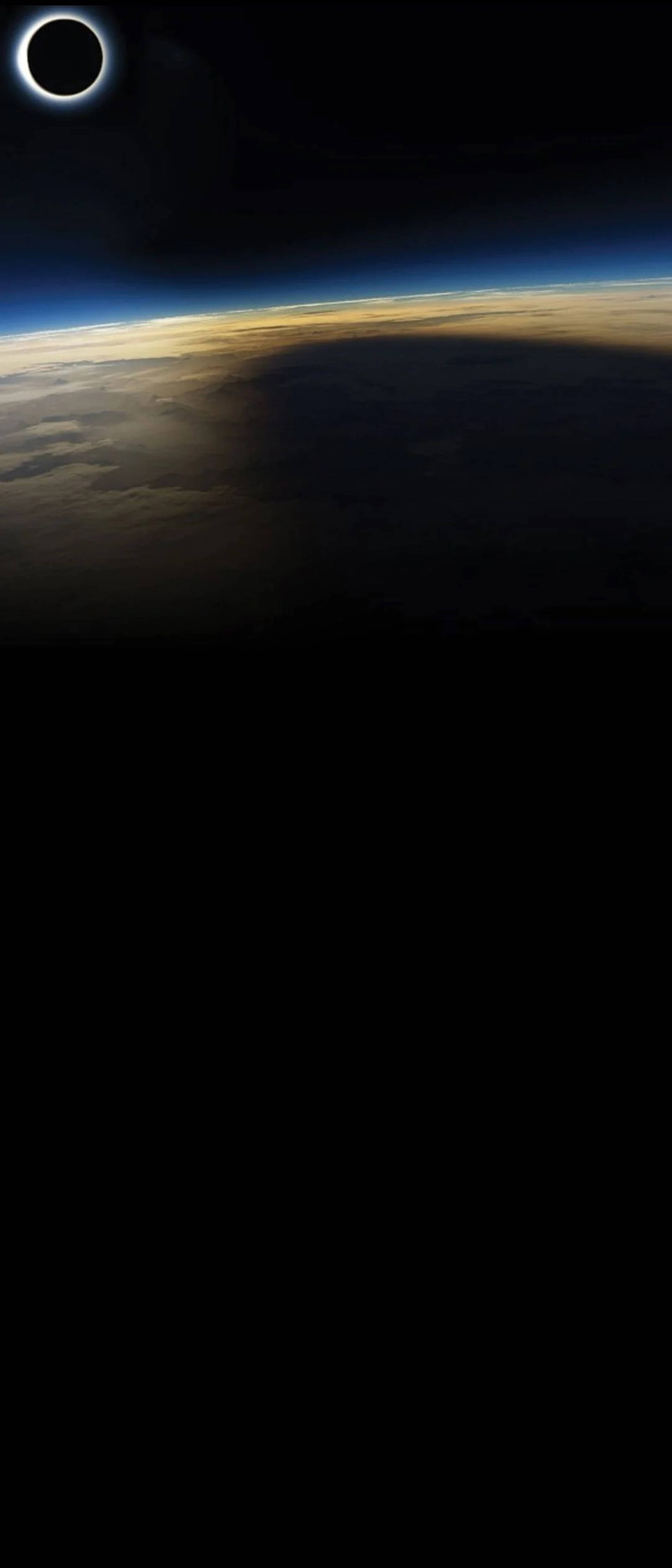 Dramatic Dark Earth - Punch Hole 4K Duvar Kağıdı
