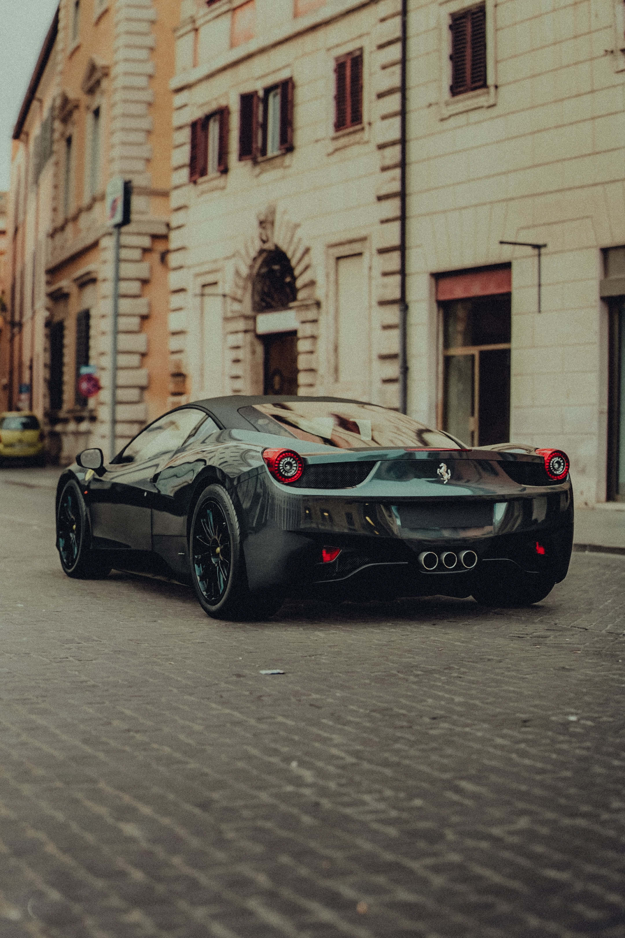 Dramatik Bir Siluete Karşı Şık Kırmızı Ferrari Duvar Kağıdı