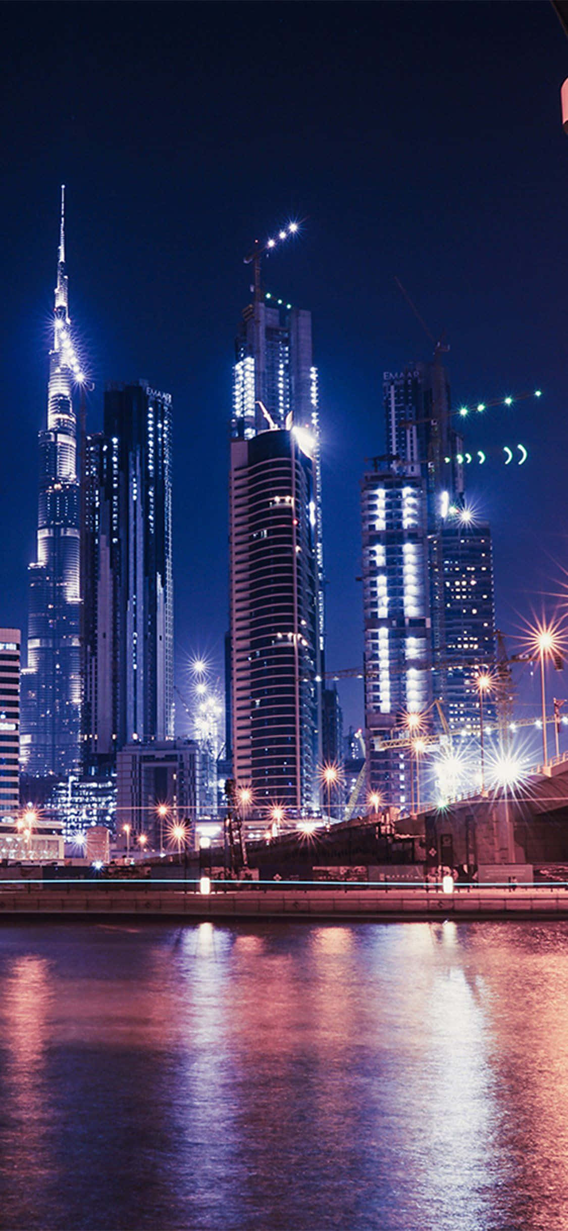 Dubai Şehri Gece Manzarası iPhone Düşük Açı Çekimi Duvar Kağıdı