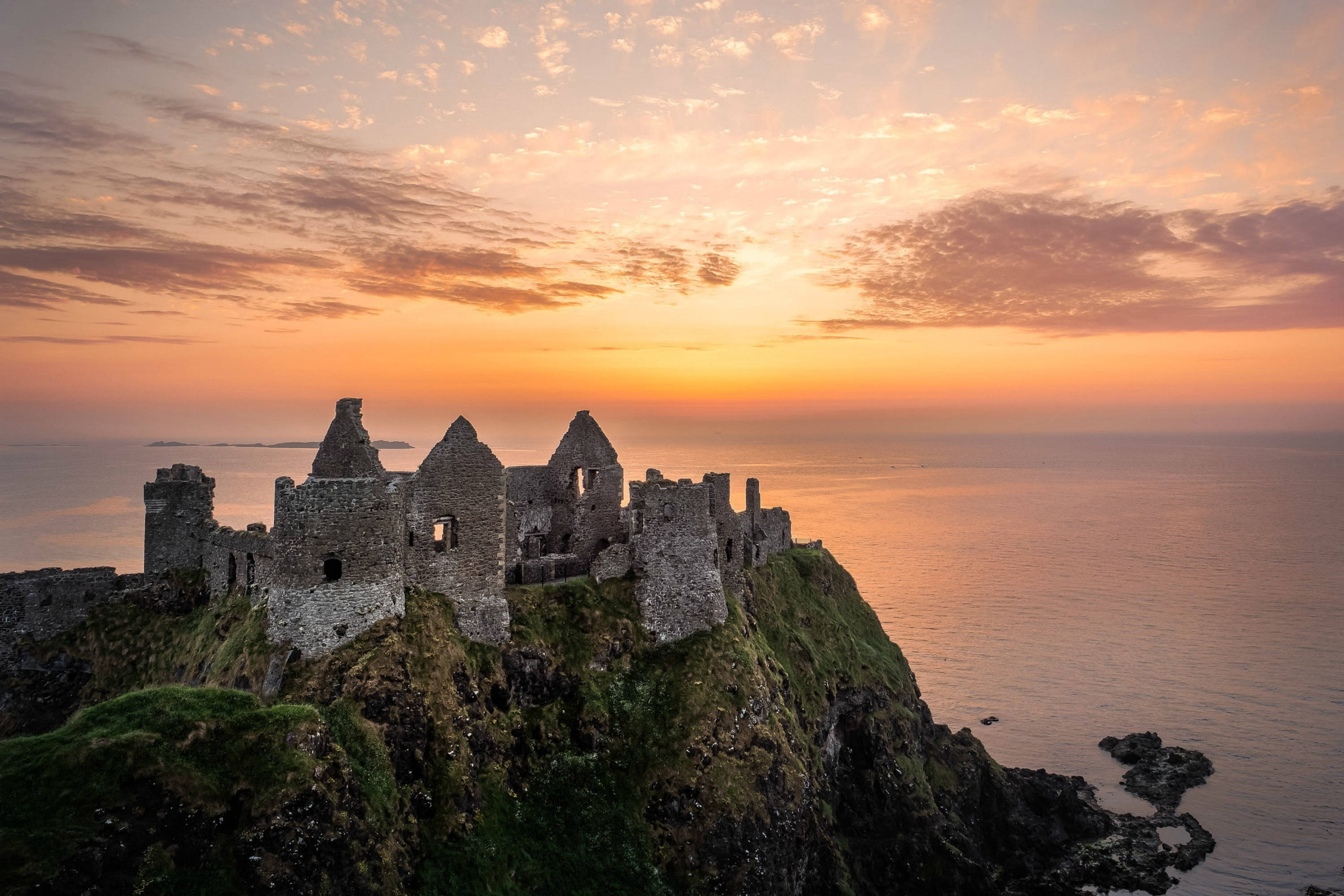 Dunluce Kalesi Güzel Gün Batımı Duvar Kağıdı