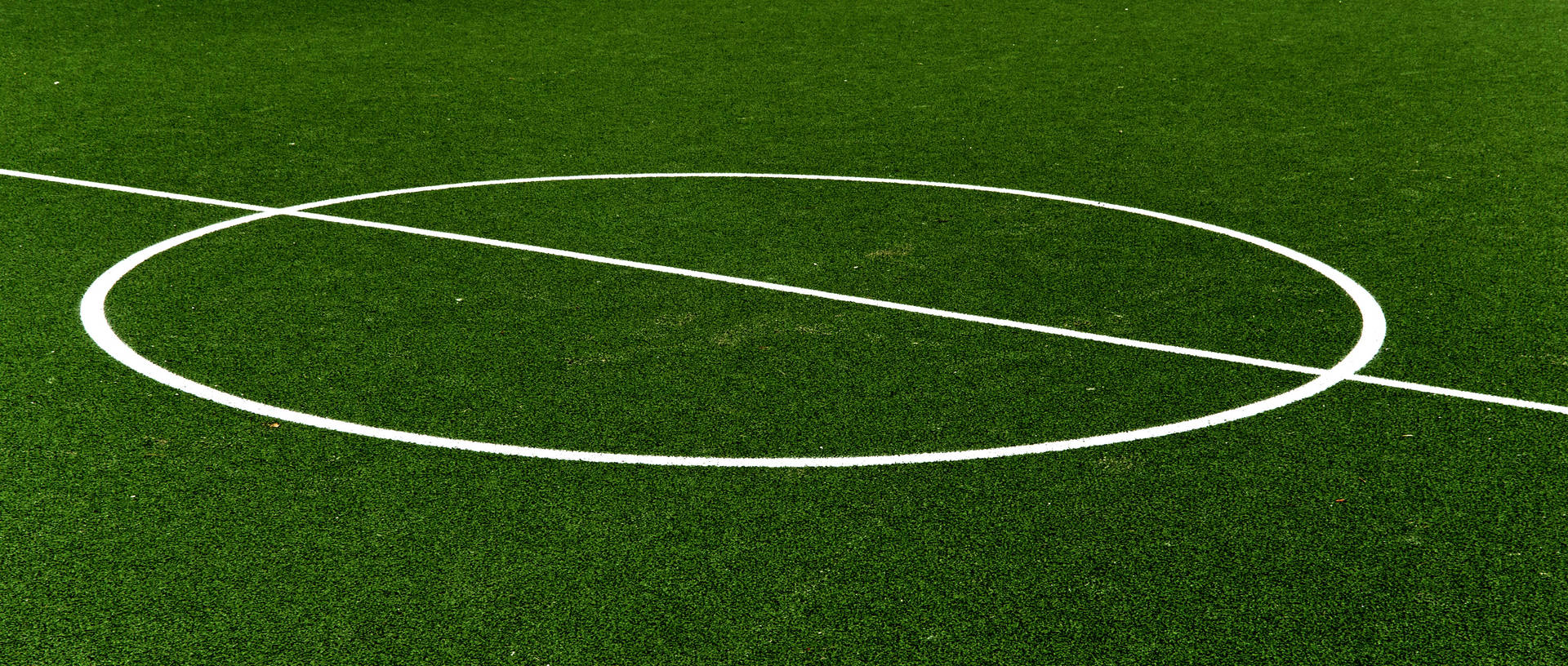 Futbol sahası orta yuvarlak beyaz işaret geniş ekran duvar kağıdı.