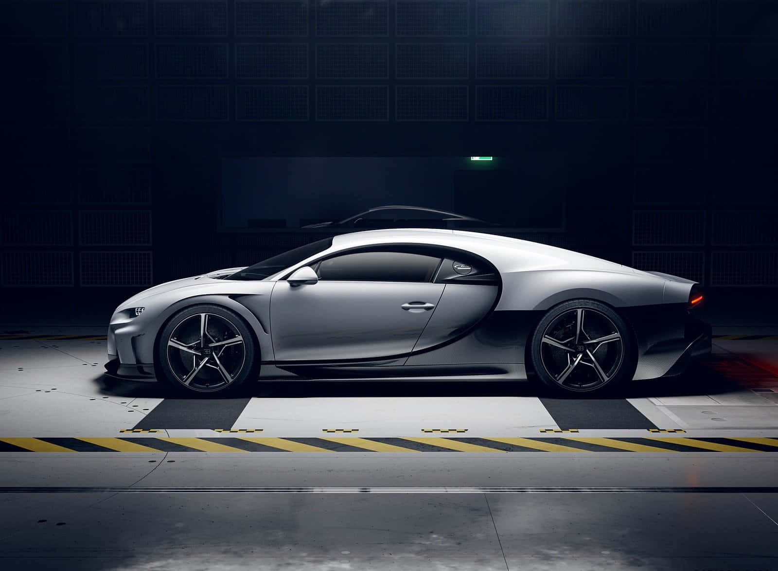 Dünya Standartlarında Bir Bugatti ile Çizginin Önünde Kalın Duvar Kağıdı