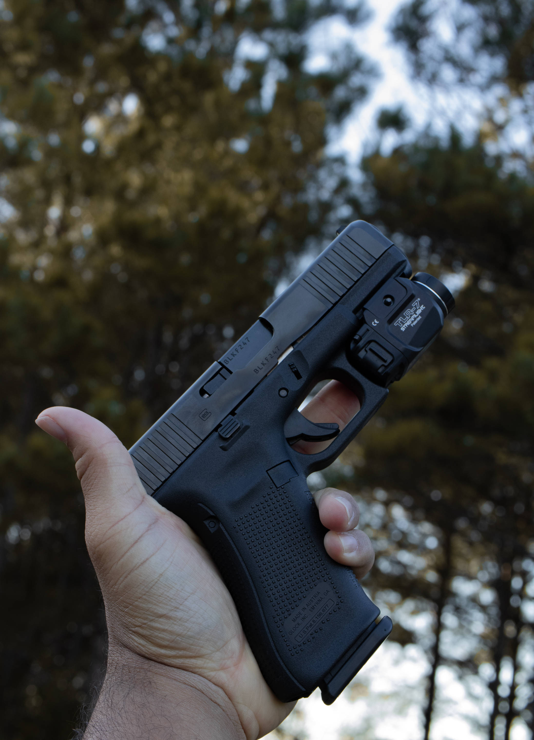 El Fenerli Glock Tutan Kişi Duvar Kağıdı