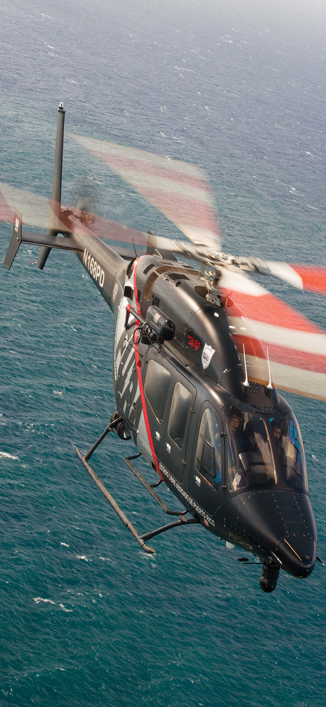 Elektrik mavisi bir ufkun üzerinde cesur bir helikopter yolculuğu. Duvar Kağıdı